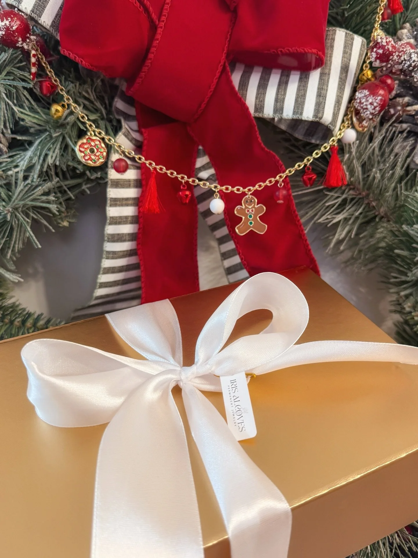 I&rsquo;ve been dying to share this&hellip; 🎁✨
Our holiday boxes are almost here, and they are GORGEOUS.
Gold + silver options. Limited supply. The perfect gift.

Pre-orders open Friday at 9 AM (Black Friday!)
DM to reserve 💌 I&rsquo;ll send your i