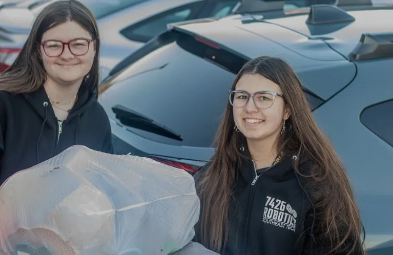 Pair of Dice successfully delivered a mountain of donated clothes to Peggy&rsquo;s Attic, thanks to the incredible help and generous contributions from everyone who donated! ⭐️

#fyp #viral #charitydrive #peggysattic #team7426 #frc