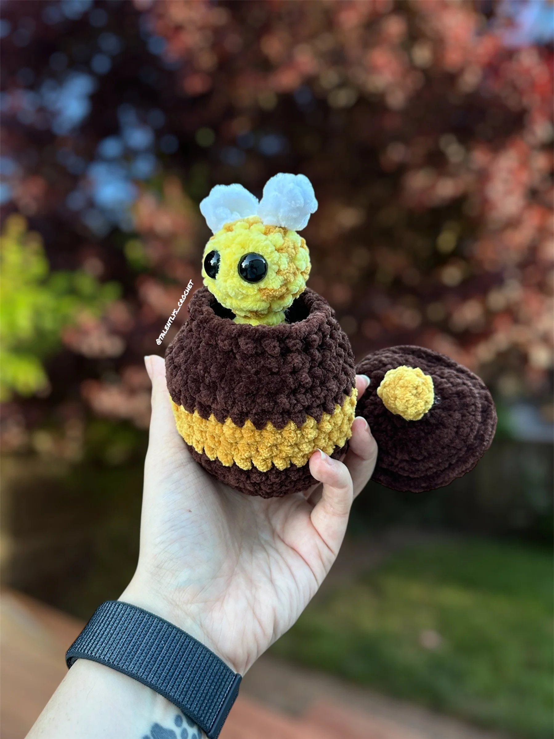 Description: Bee Pop in a Honey Pot |
Size: Small |
Eyes: Black Safety Eyes |
Price: ~ $18