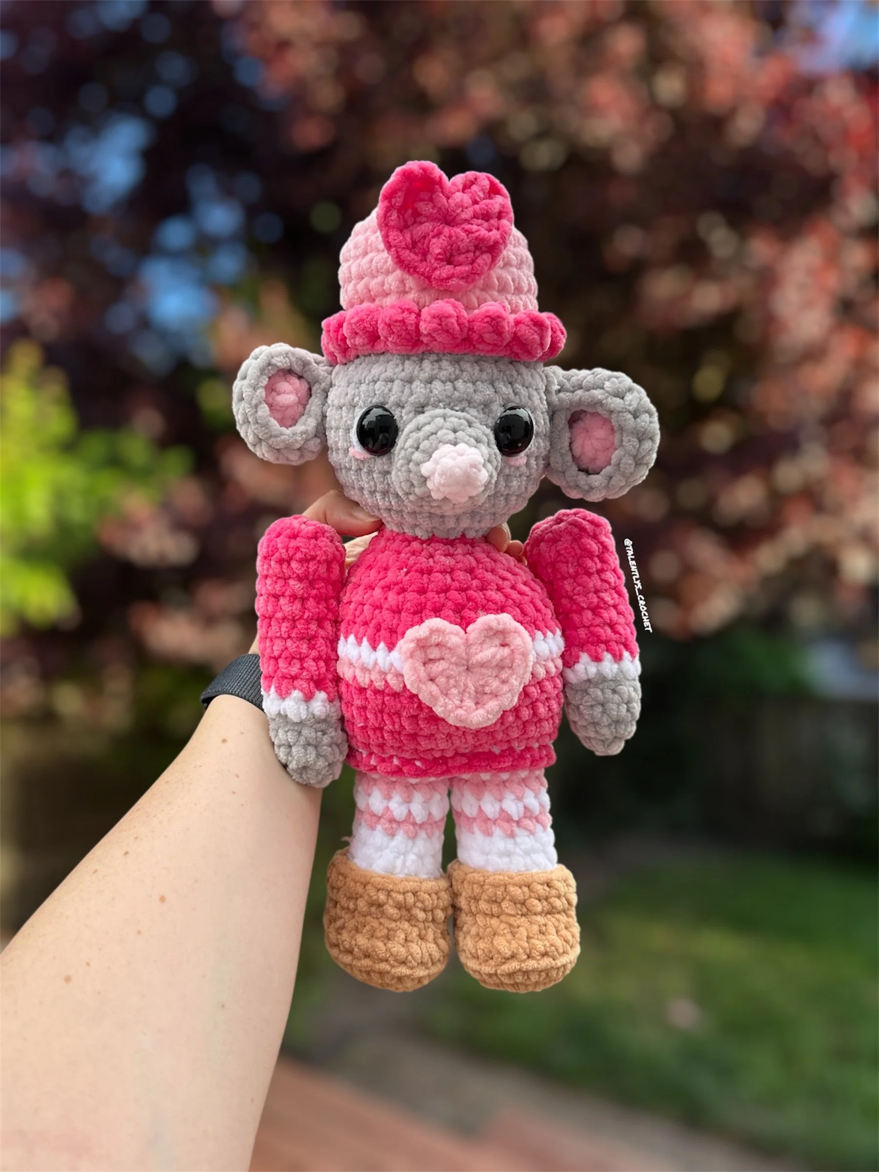 Description: King Mouse Nutcracker |
Size: Large |
Eyes: Black Safety Eyes |
Price: ~ $65
