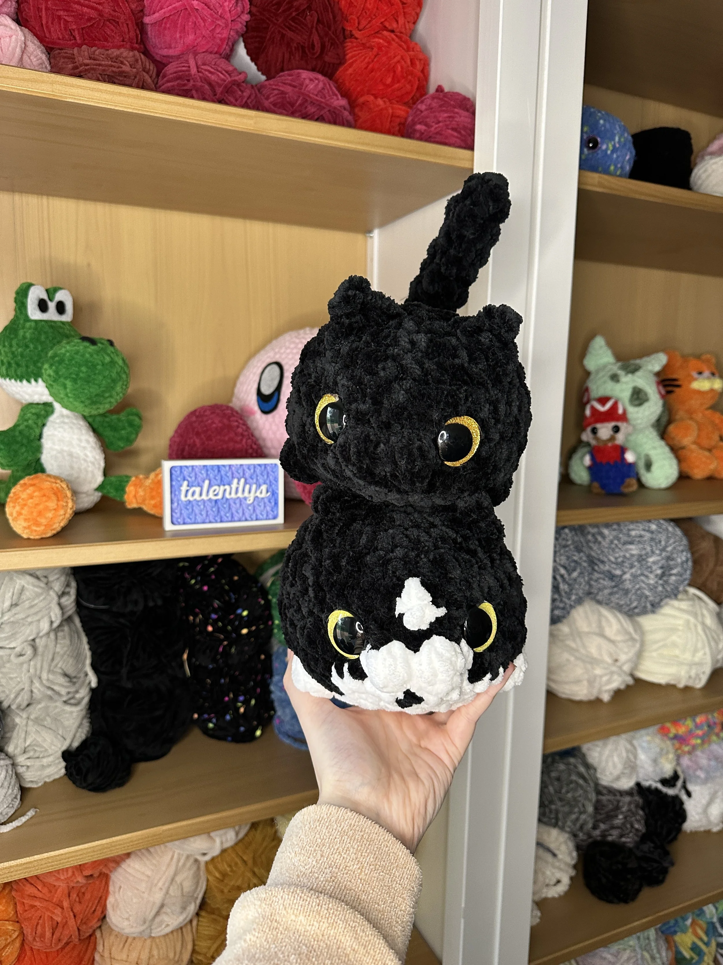 Description: 2 Loaf Style Cats - 1 Black, 1 Tuxedo |
Size: Medium |
Eyes: Colored Safety Eyes |
Price: ~ $30 each