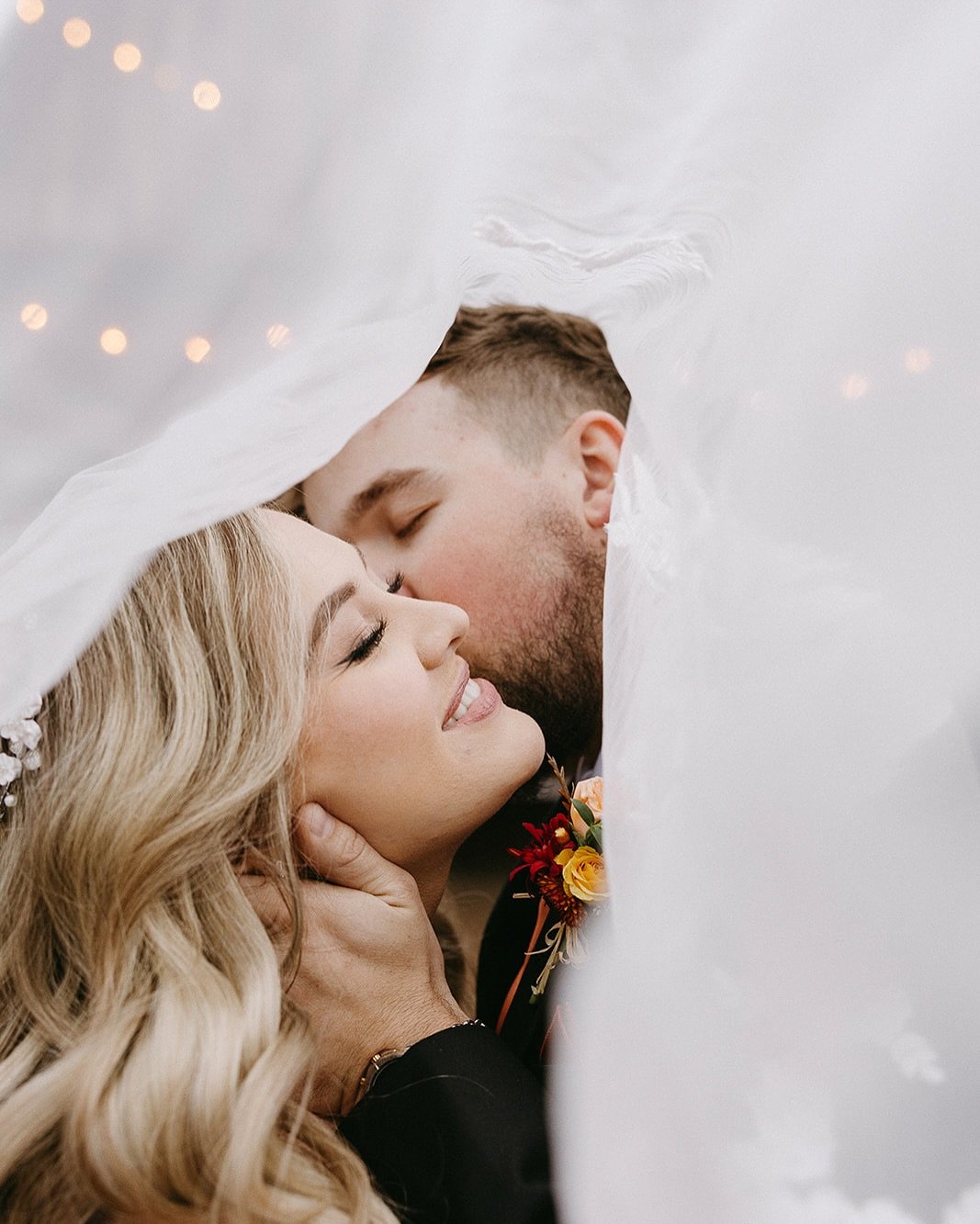 Twinkle lights + a beautiful bride make the perfect photos. But an intimate veil shot and clear umbrella certainly don&rsquo;t hurt. 🤍

Missing this snowy autumn day full of the best vibes from clients who trusted me to figure out all of the backup 