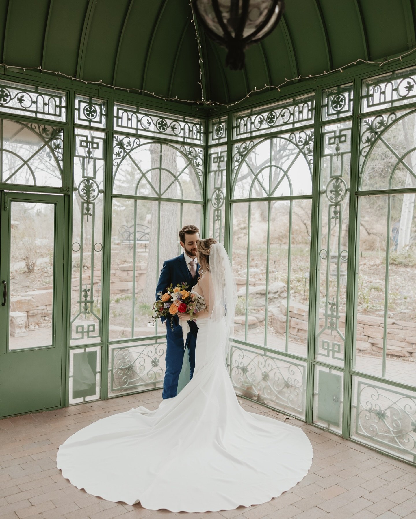 Springtime weddings have a certain magic to them, especially with colorful florals and details that hint towards summer&rsquo;s warmth and vibrancy.

Venue: @denverbotanic
Photographer: @jubileeopalphotography 
Florals: Studio Flourish by Becca
Plann