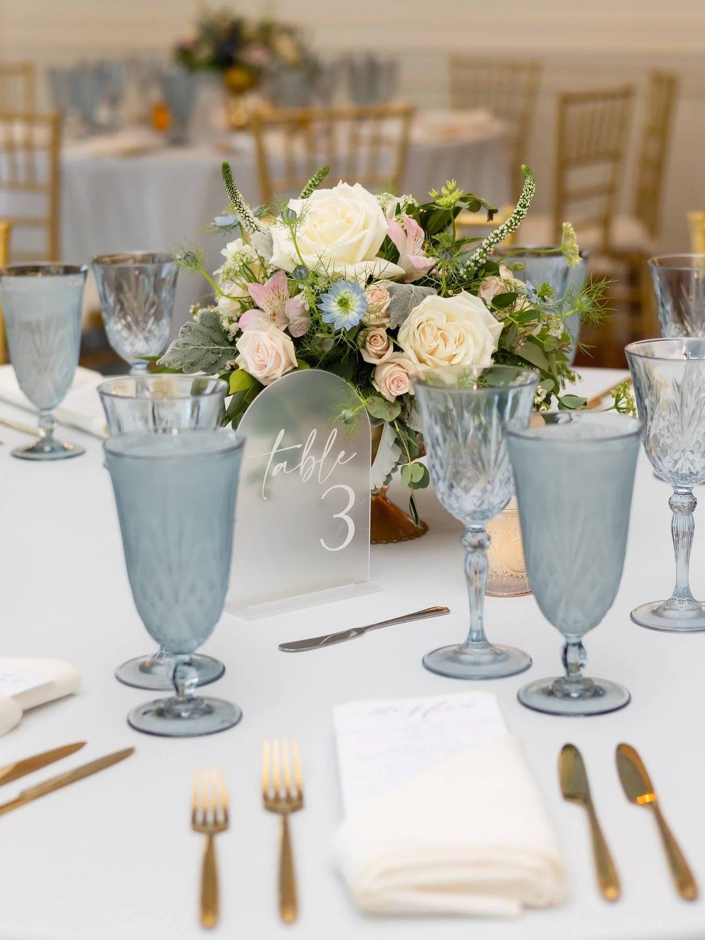 Dreamy summer hues. ✨🩵🥂

We may be moving into fall, but this warm weather has me reminiscing back to this beautiful reception.

Venue: @1stwillowridgemanor
Coordination: @withgraceplanning
Photo &amp; Video: @epic.productions
Flowers: @sideeffects