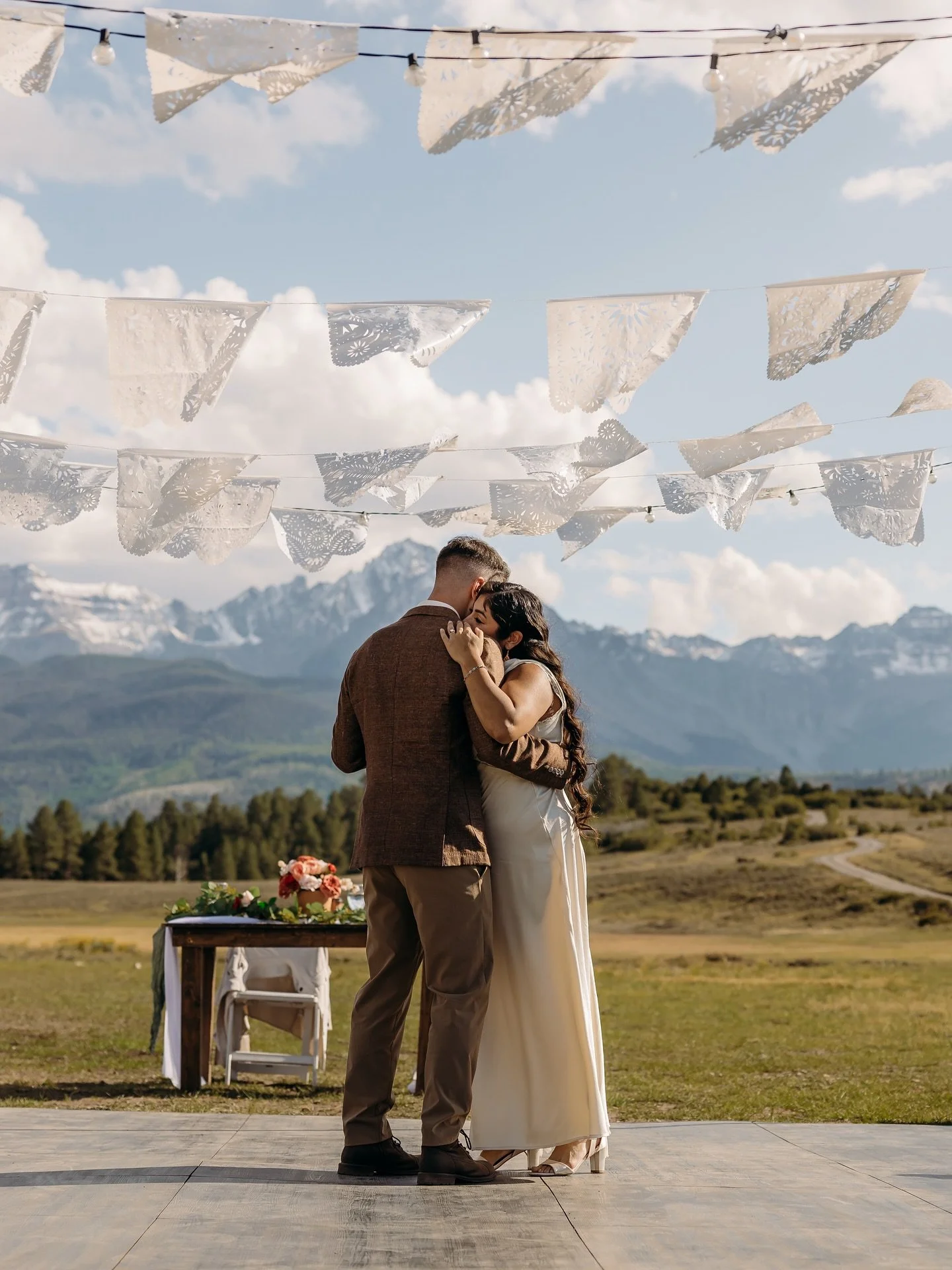 It&rsquo;s hard to imagine a better first dance and reception backdrop when your vision comes to life in the middle of a field.

Photography: @intertwinedsoulsphotography 
Planning &amp; coordination: @withgraceplanning 
Venue: @topofthepines 
Rental