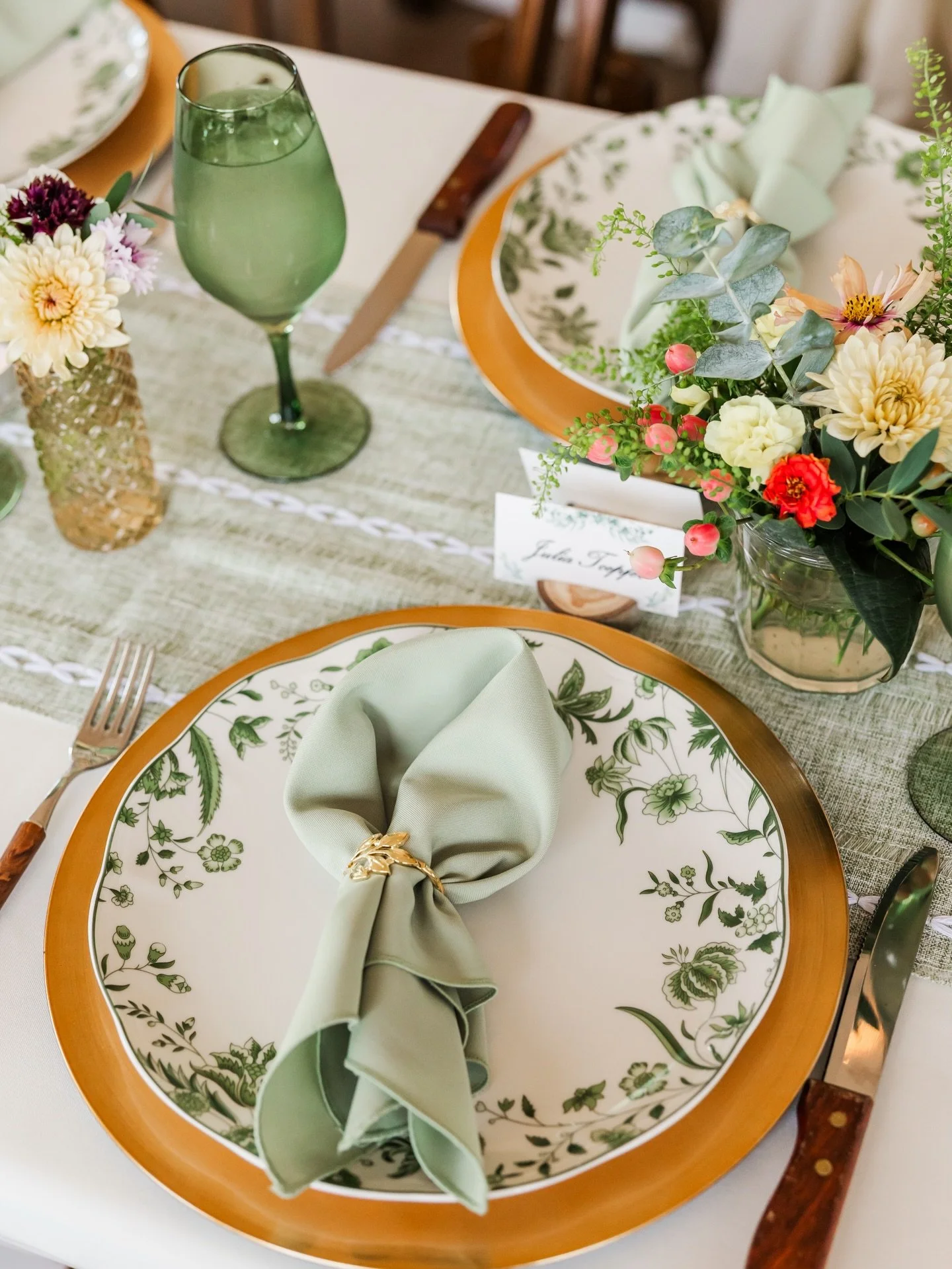 Family-grown flowers, hand-painted guest book of the venue&rsquo;s view created by the Mother of the Bride, the prettiest mountain cake for an autumn wedding, and so much more. What more could you want for a reception that feels perfectly unique and 