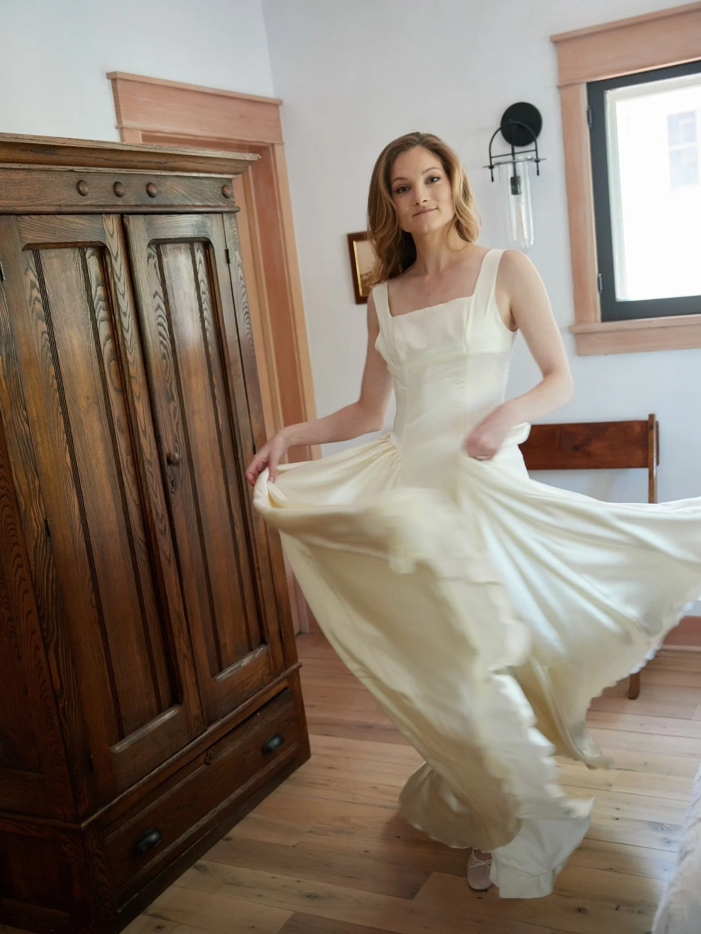 Highly recommend getting ready for your wedding in a cottage where there is room to dance around in a stunning dress. I can&rsquo;t think of a more perfect wedding morning &mdash; or more perfect bride.

Planning &amp; Coordination: @withgraceplannin