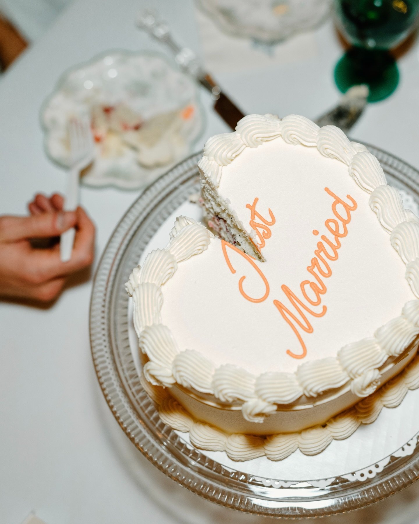 We love a cute cutting cake at the sweetheart table! And making sure our couples actually get to enjoy their cake. 🤍

Photography: @katherinekareephotography
Planning &amp; Coordination: @withgraceplanning
Venue: @deercreekmtncamp
Hair &amp; Makeup:
