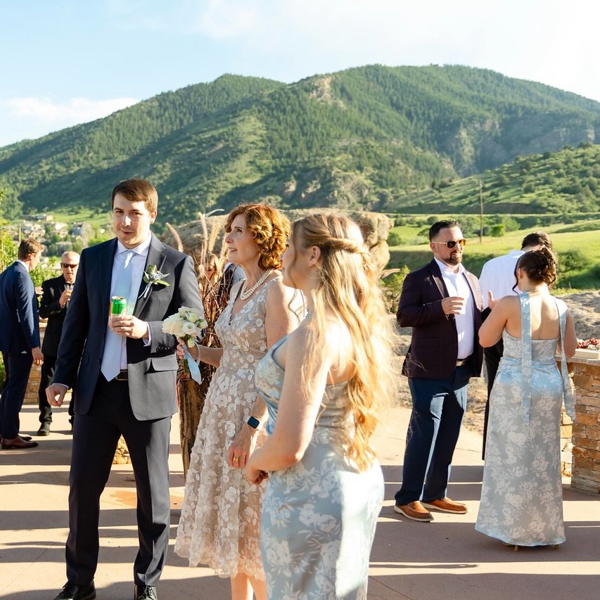Views, live music, great energy, and a little entertainment = the perfect recipe for a bustling cocktail hour. Swipe to see this father of the bride&rsquo;s cocktail hour act. 🍾🗡️👏🏻
&bull;
&bull;
&bull;
Venue: @1stwillowridgemanor
Coordination: @