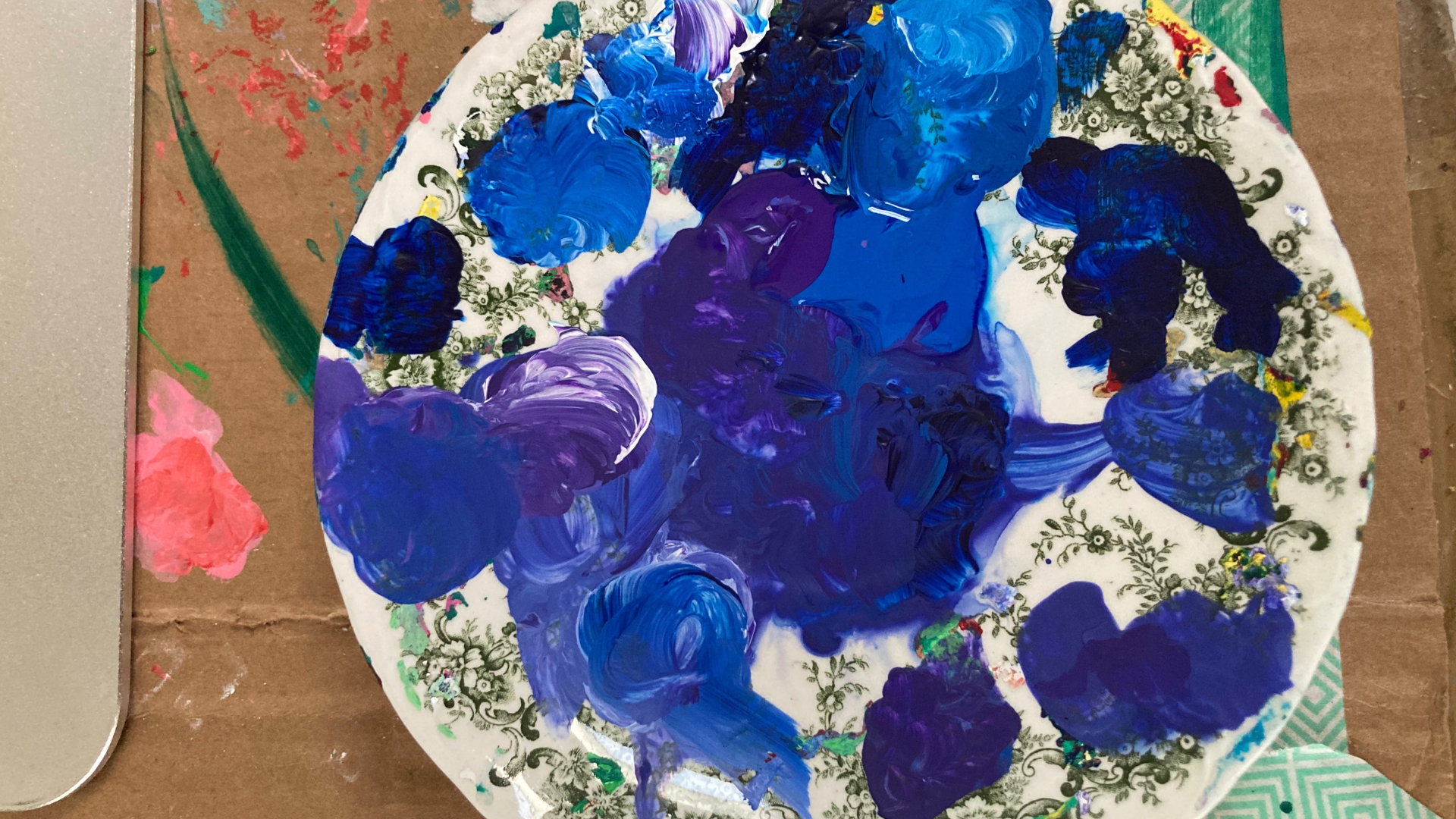 Assiette de couleur