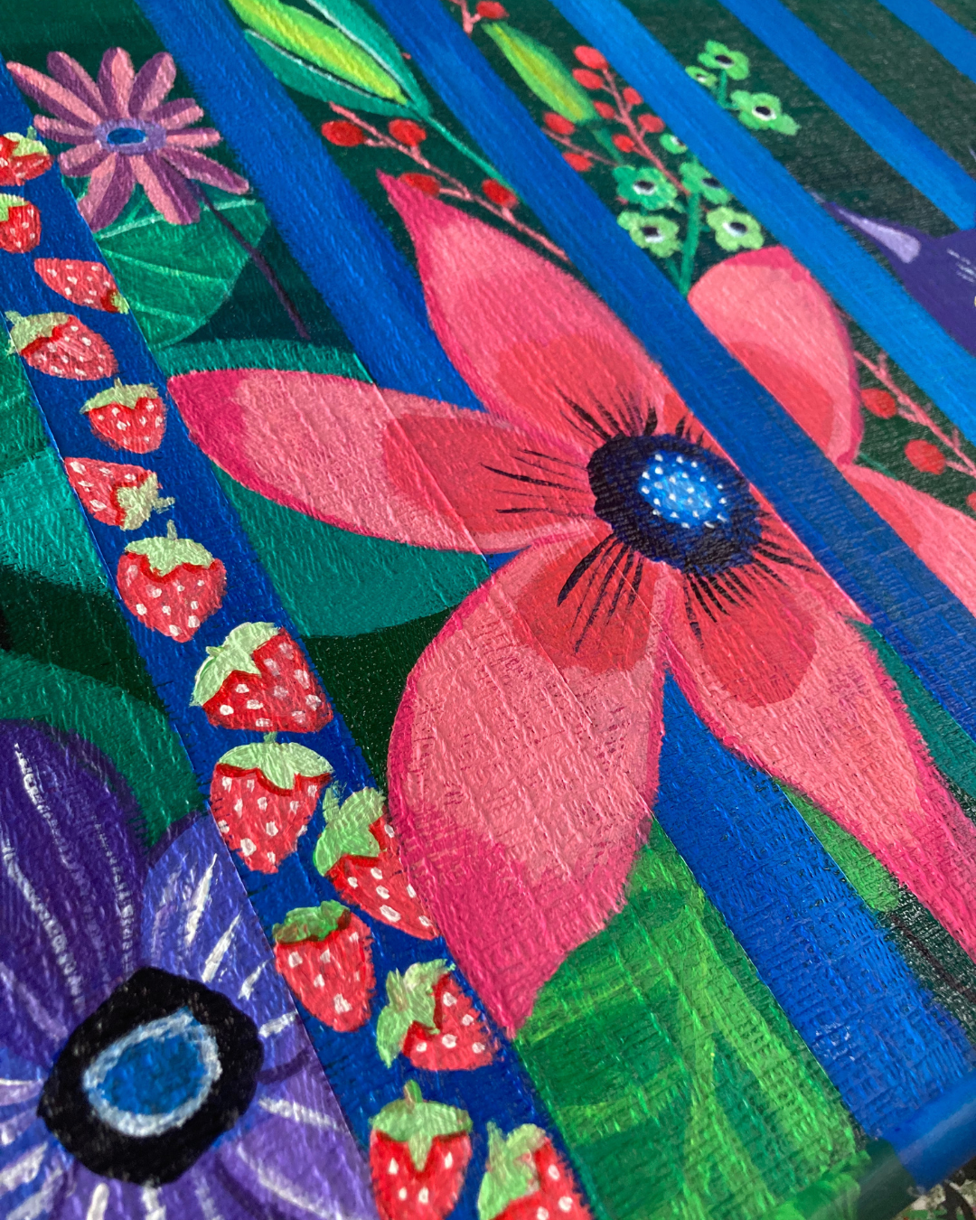Fleurs peintes sur une valise
