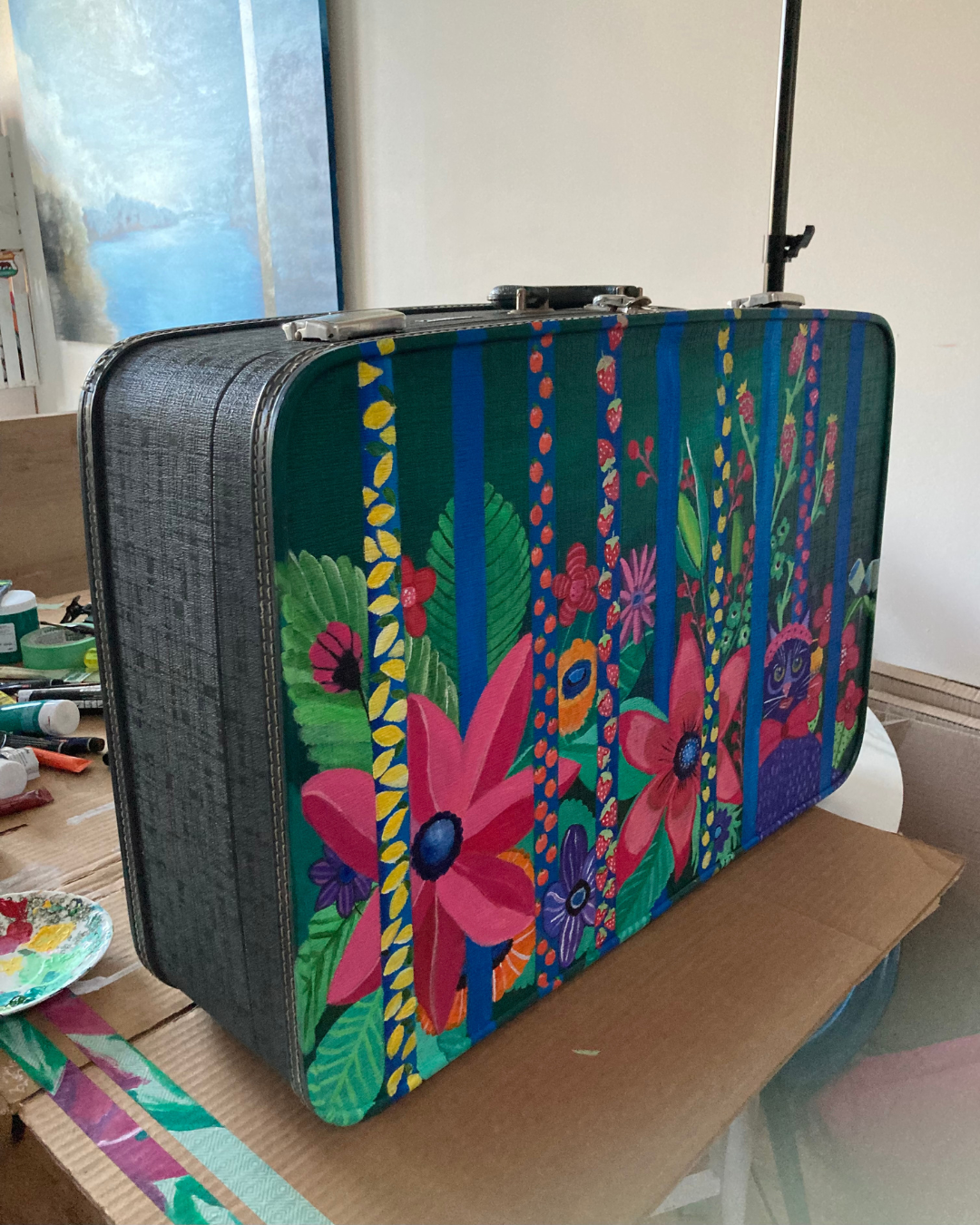 Valise vintage peinte à la main avec fleurs colorées