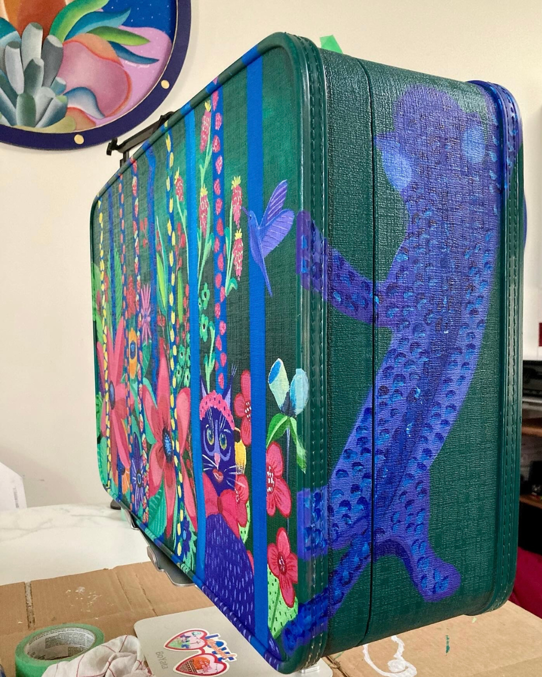 Guépard peinte sur une valise
