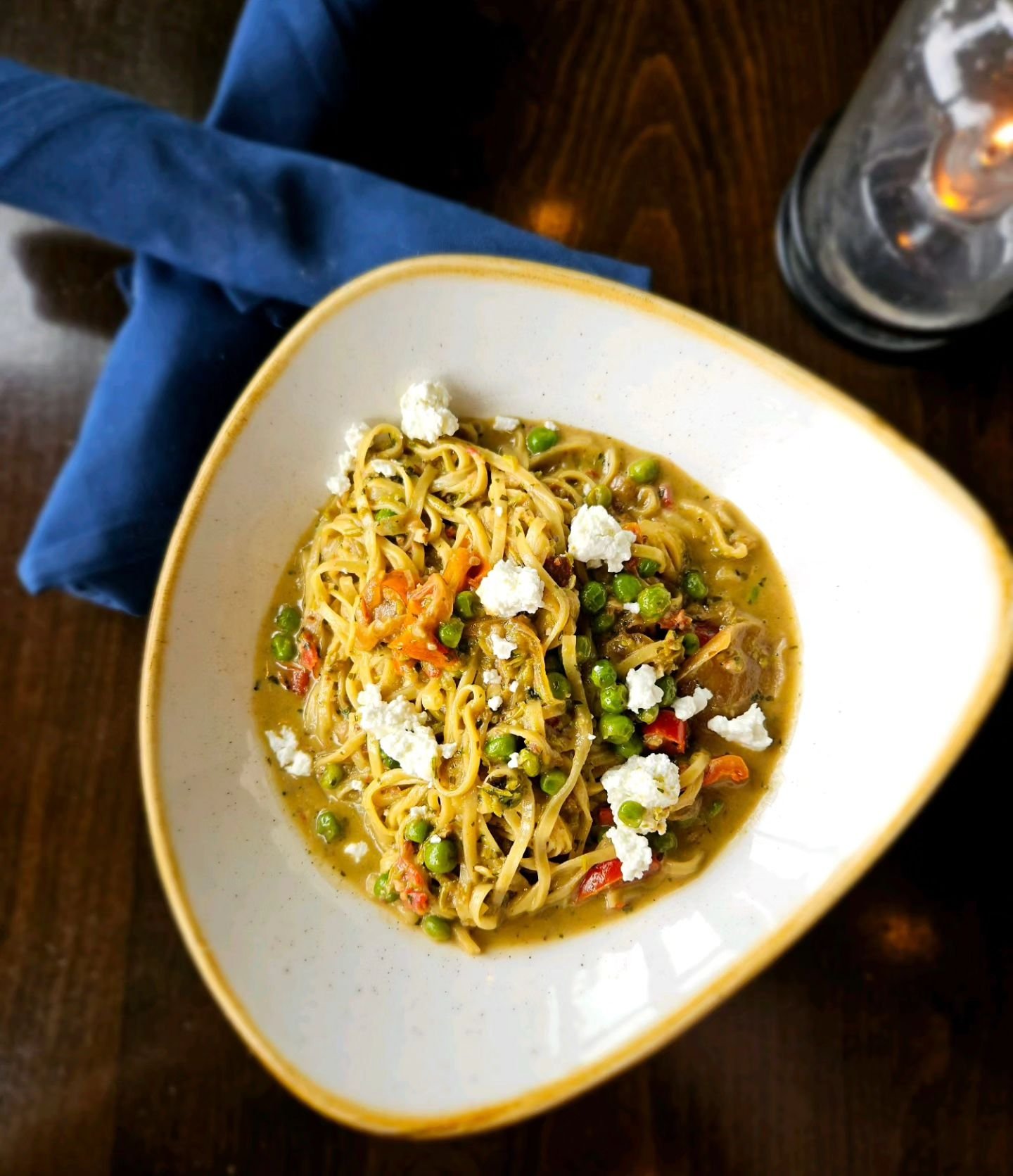 This could be your view tonight!
Fresh linguini pasta, sundried tomatoes, pea mint pesto and a dash of cream. 
.
.
.
#woodblockredmond #linguini #pesto