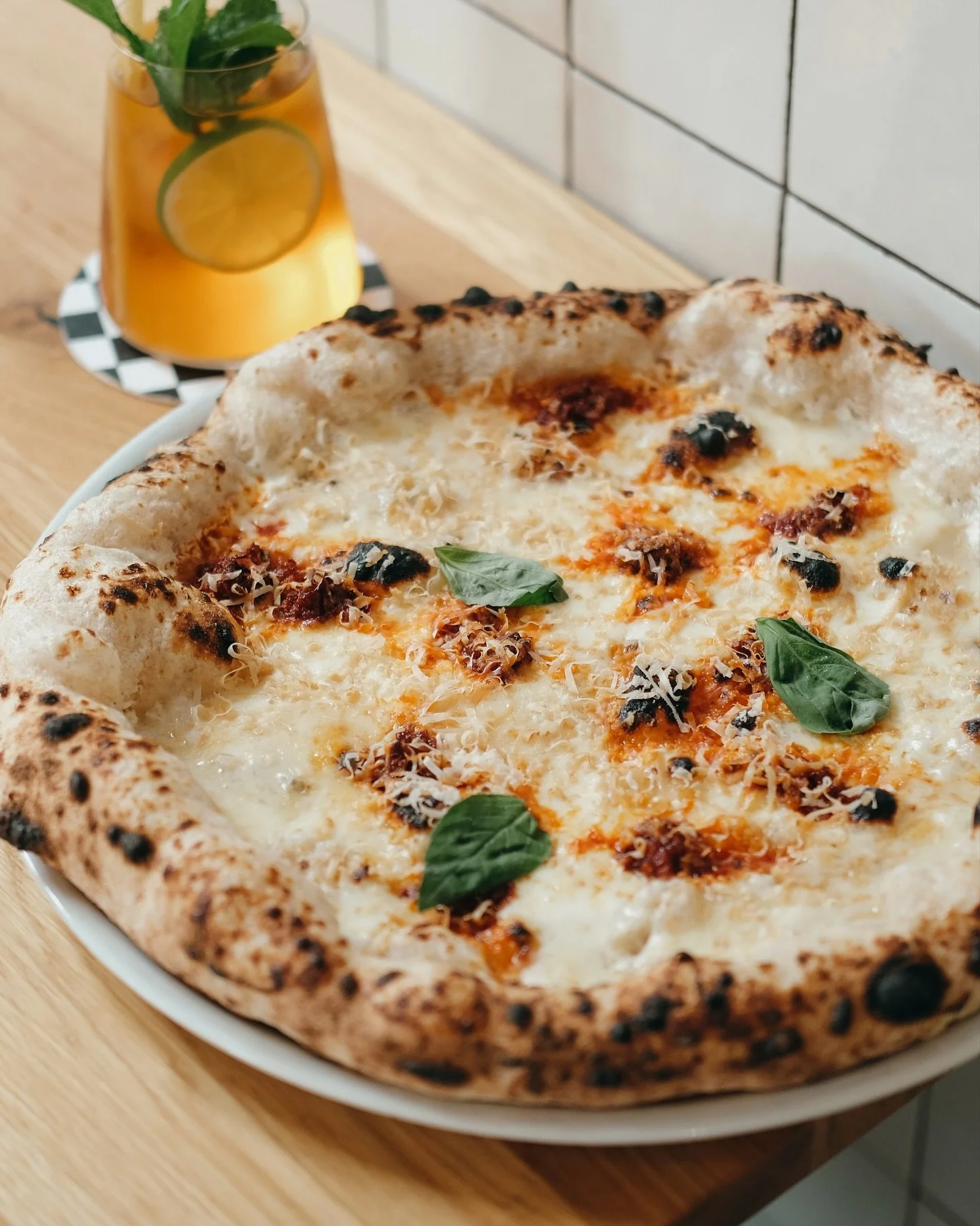 DOLCE CALABRA ! 🍕
Une pizza pleine de caract&egrave;re et de chaleur 🔥
Cr&egrave;me onctueuse, mozzarella fior di latte fondante, gorgonzola savoureux, n&rsquo;duja (chair &agrave; saucisse piment&eacute;e calabraise) et ricotta fum&eacute;e pour u