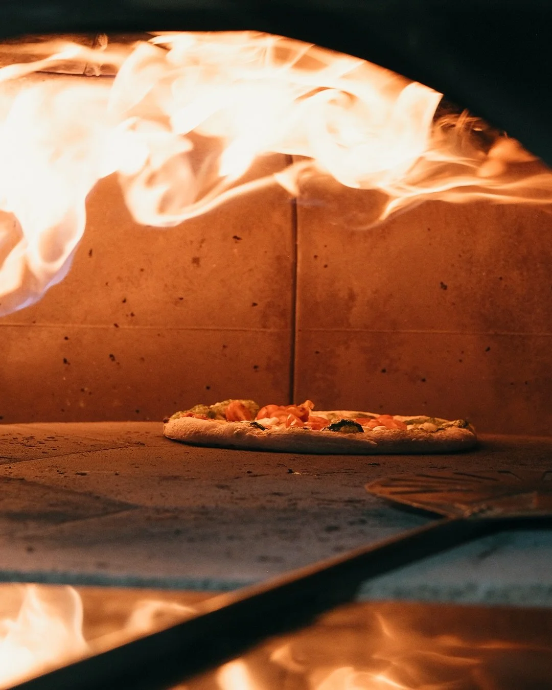 LEGGEREZZA CHEZ VOUS ! 🏠&nbsp;

Envie de vous r&eacute;galer ce midi ? Toute l&rsquo;&eacute;quipe met du c&oelig;ur &agrave; l&rsquo;ouvrage pour pr&eacute;parer avec soin vos commandes &agrave; emporter : pizzas, desserts et boissons&hellip; ! 
🍕