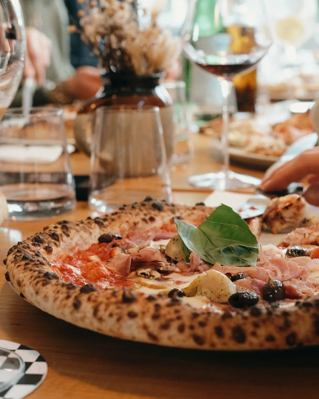 DE LA PIZZA AU DESSERT ✨
Chez nous, on passe du four au dessert avec la m&ecirc;me g&eacute;n&eacute;rosit&eacute; :
Des pizzas napolitaines pleines de saveurs. Un moment chaleureux et une touche sucr&eacute;e pour finir en beaut&eacute; 🫶🏻
Install