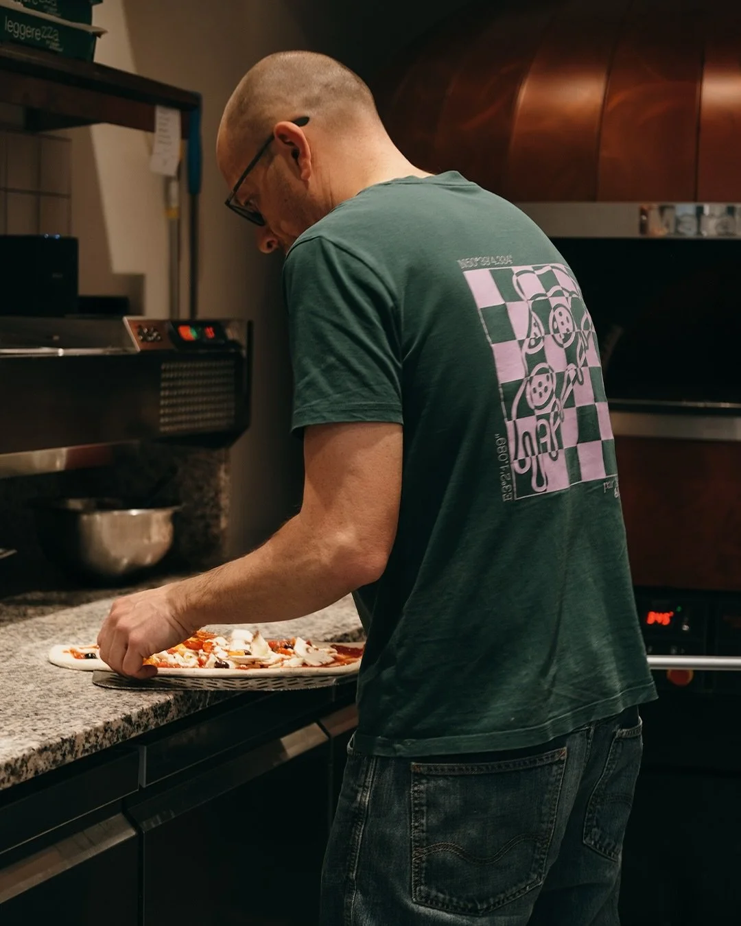 NOS PIZZA&Iuml;OLOS &Agrave; L&rsquo;HONNEUR&nbsp;🔥
Derri&egrave;re chaque pizza, il y a&nbsp;Marc-Antoine et Mehdi : notre duo de pizza&iuml;olos PASSIONN&Eacute;S 👨&zwj;🍳&nbsp;
Savoir-faire, pr&eacute;cision et amour du produit, ils mettent chaq