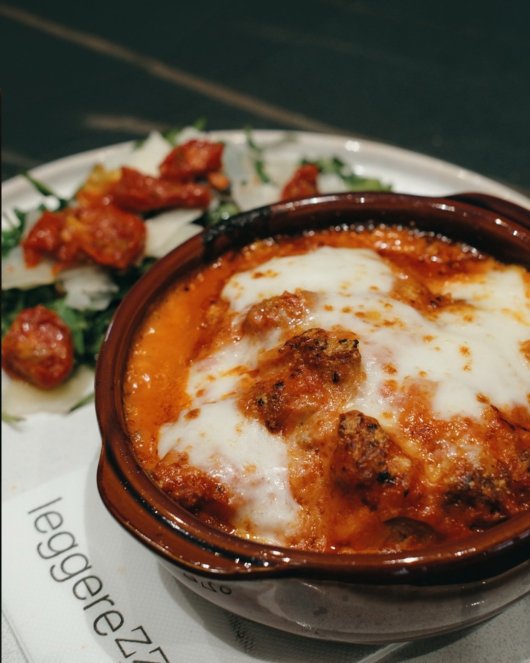 NOS LASAGNES MAISON ✨
Chez Leggerezza, nos lasagnes sont pr&eacute;par&eacute;es avec passion ! 
Des p&acirc;tes fra&icirc;ches, une sauce tomate mijot&eacute;e, de la viande fondante, une b&eacute;chamel cr&eacute;meuse et de la mozzarella gratin&ea