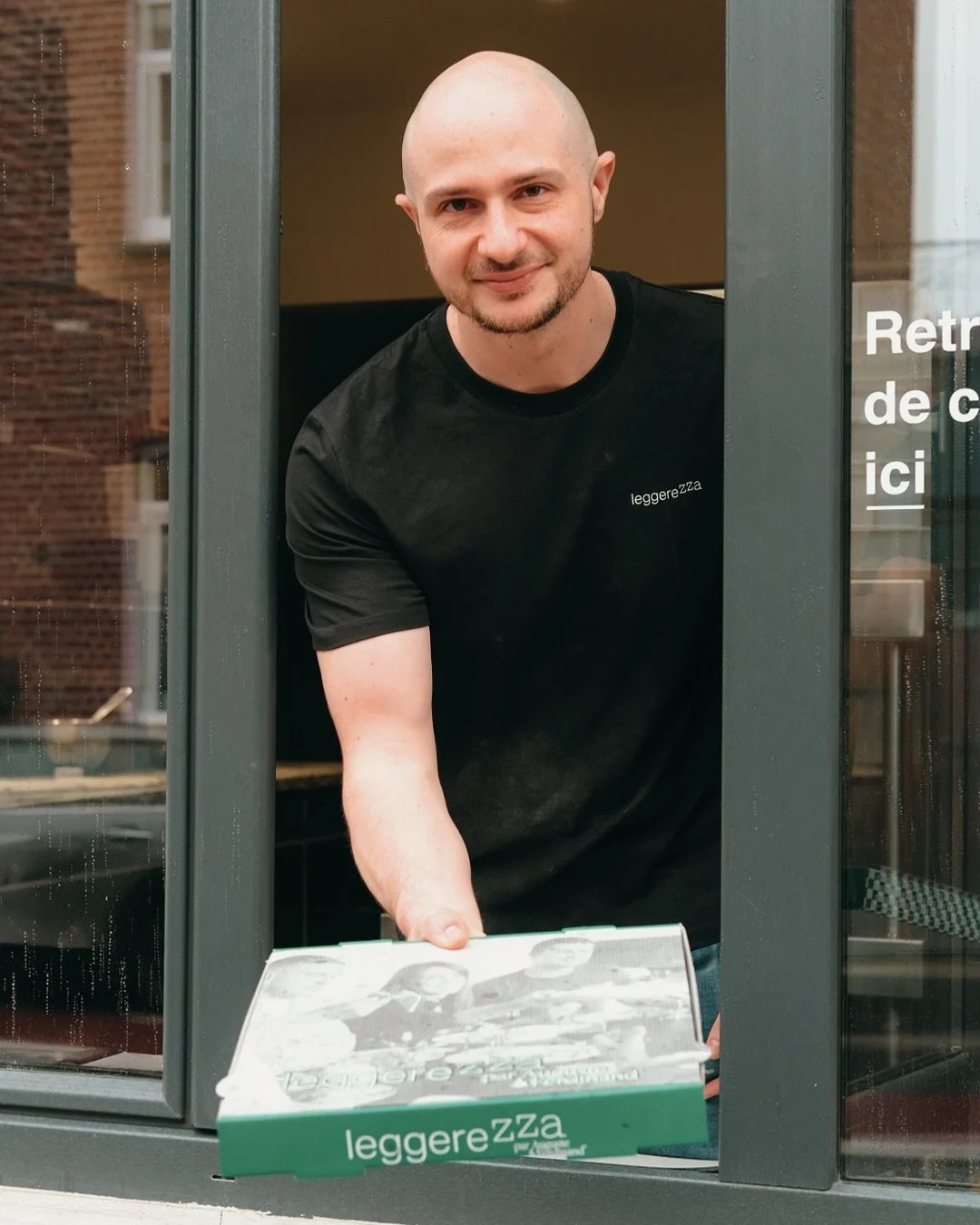 ENVIE D&rsquo;UNE PIZZA &Agrave; EMPORTER ? 🍕
Chez Leggerezza, on pr&eacute;pare vos pizzas &agrave; la minute, avec nos produits de qualit&eacute; et tout le savoir-faire de l&rsquo;&eacute;quipe ! Que ce soit pour un d&icirc;ner rapide ou un repas