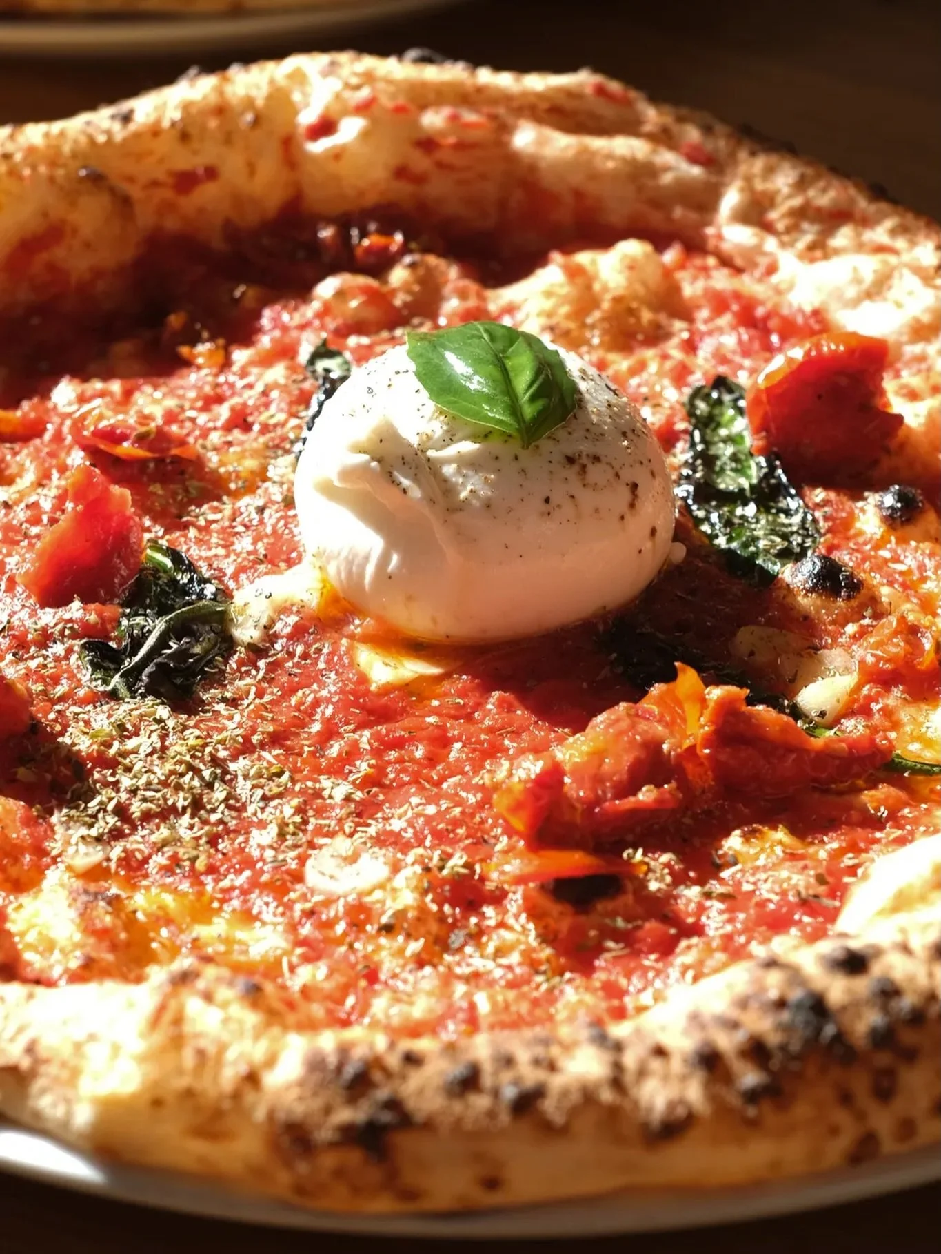 MARINARA &amp; BURRATA 🍕
La simplicit&eacute; &agrave; l&rsquo;italienne sublim&eacute;e par la gourmandise !
Une base tomate San Marzano, relev&eacute;e d&rsquo;huile &agrave; l&rsquo;ail, d&rsquo;origan et de basilic, accompagn&eacute;e de tomates