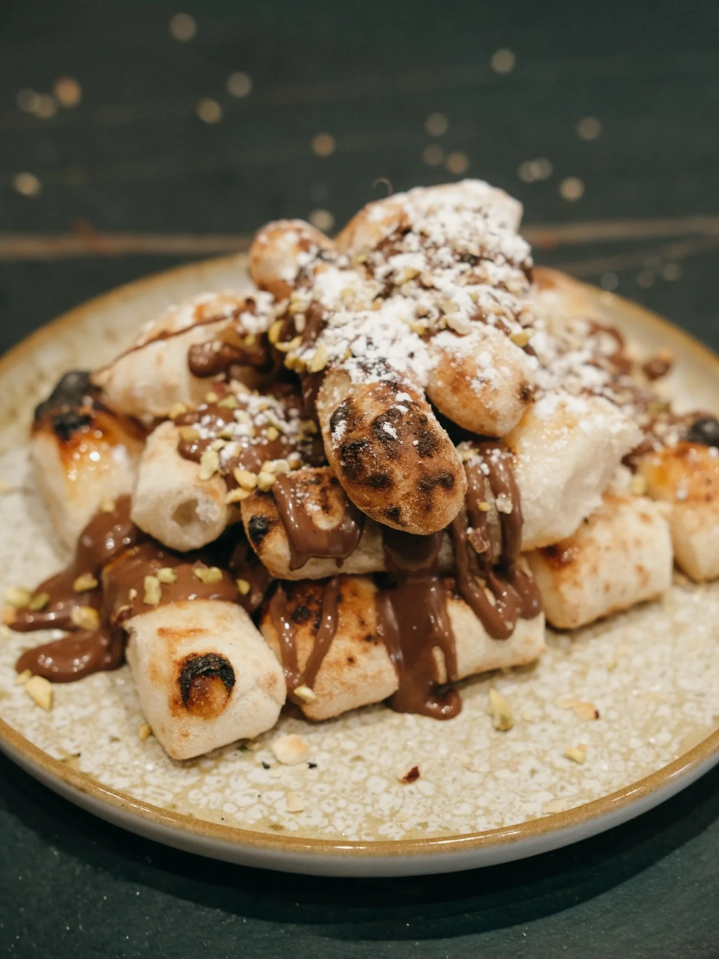 DOLCE NOCCIOLATA &Agrave; PARTAGER 😋 
Des b&acirc;tonnets croquants et l&eacute;g&egrave;rement caram&eacute;lis&eacute;s, g&eacute;n&eacute;reusement enrob&eacute;s de Nocciolata, puis parsem&eacute;s de noisettes et pistaches 🤩 
Le dessert parfai