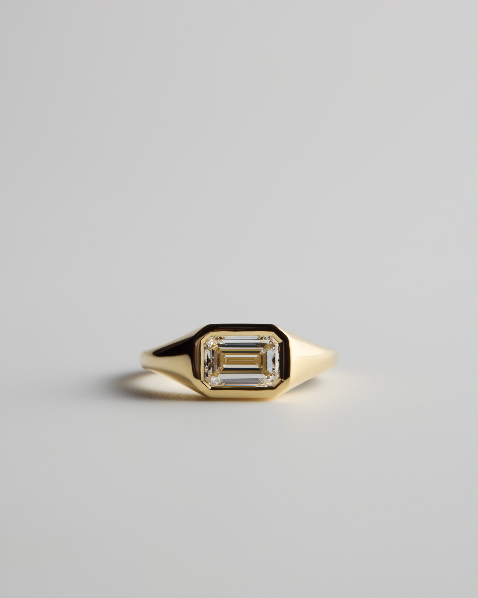 IGNIS RING - EMERALD CUT