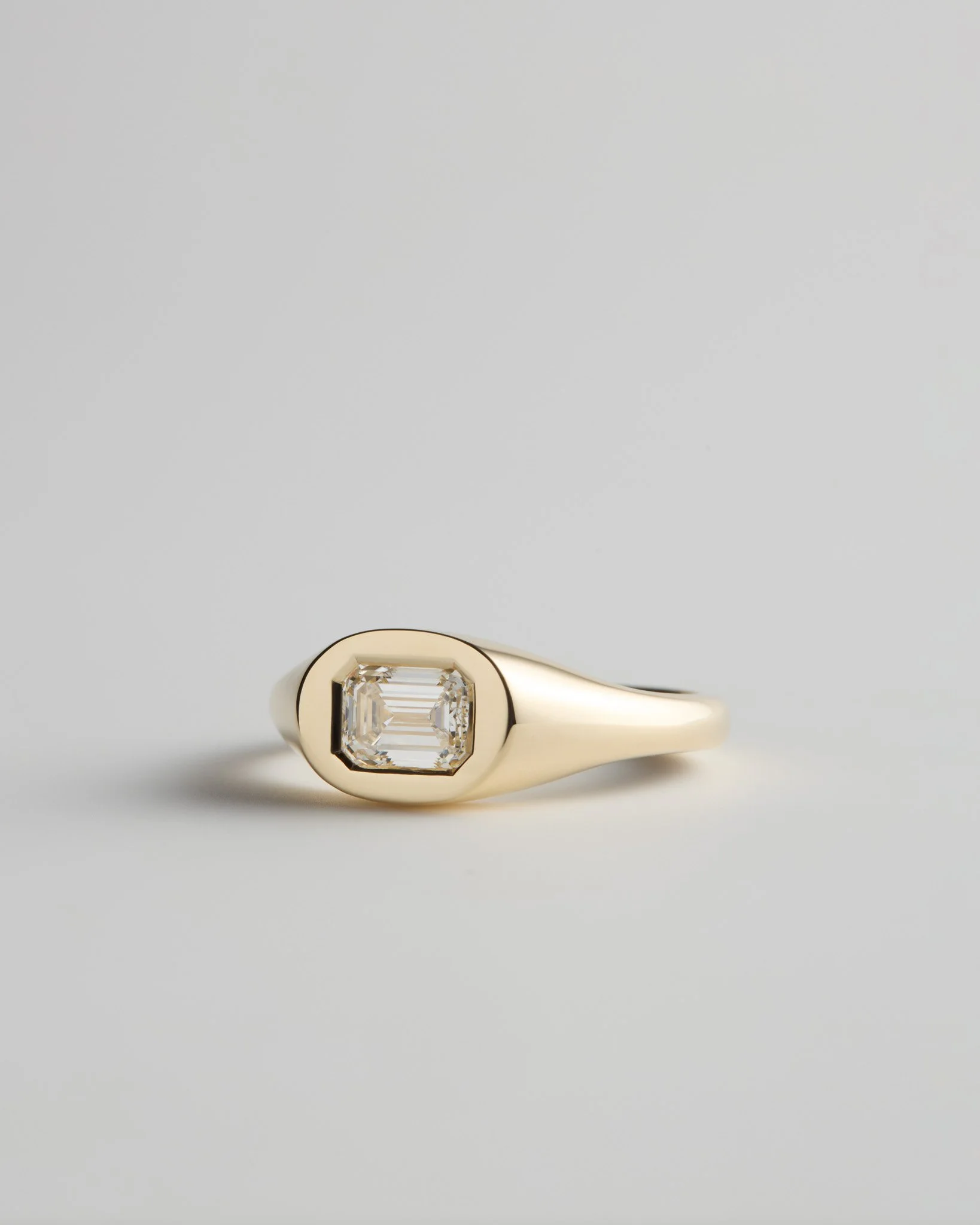 MENS SOLITAIRE SIGNET - EMERALD CUT