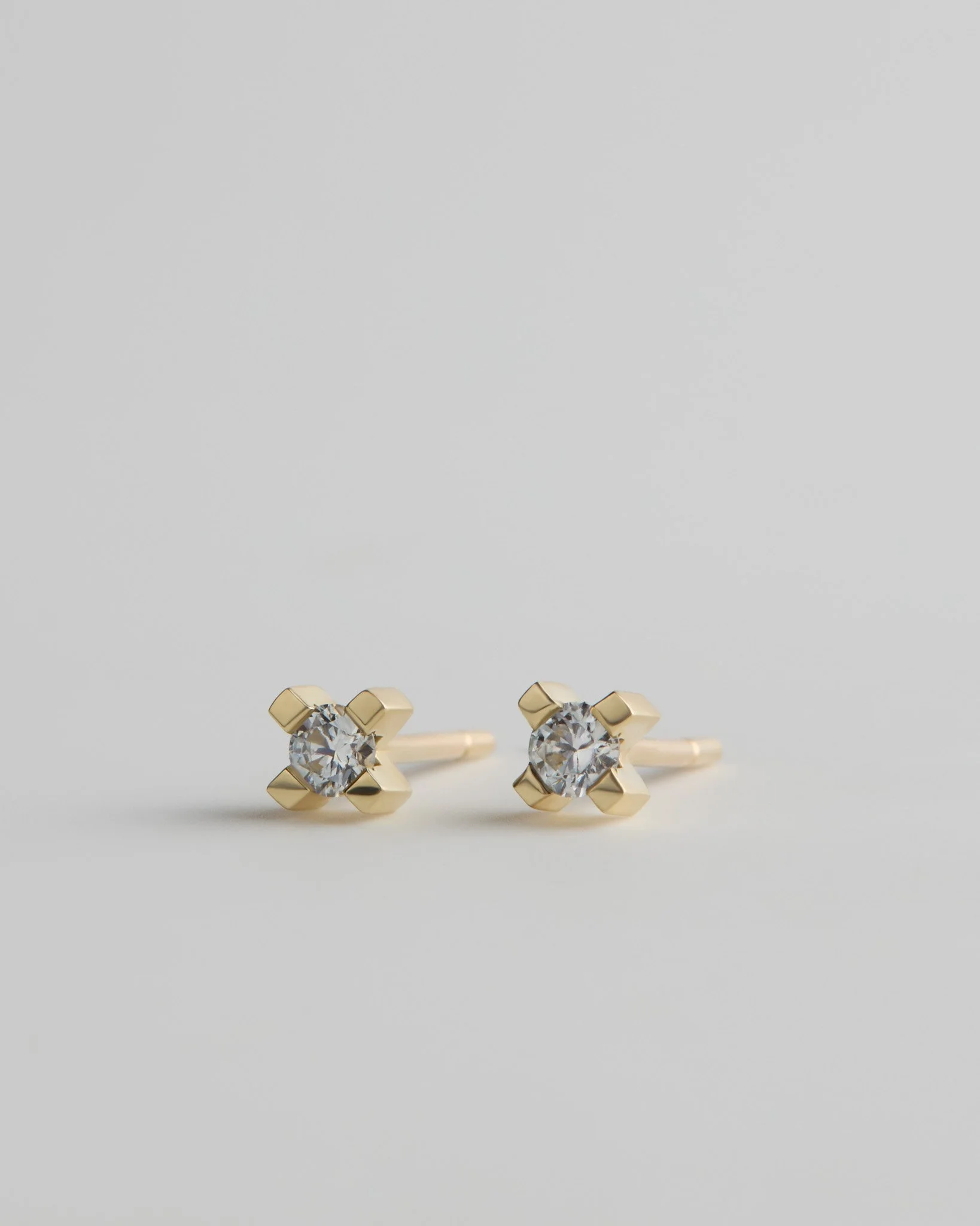 AUDREY STUD WHITE DIAMOND_SIDE.jpg