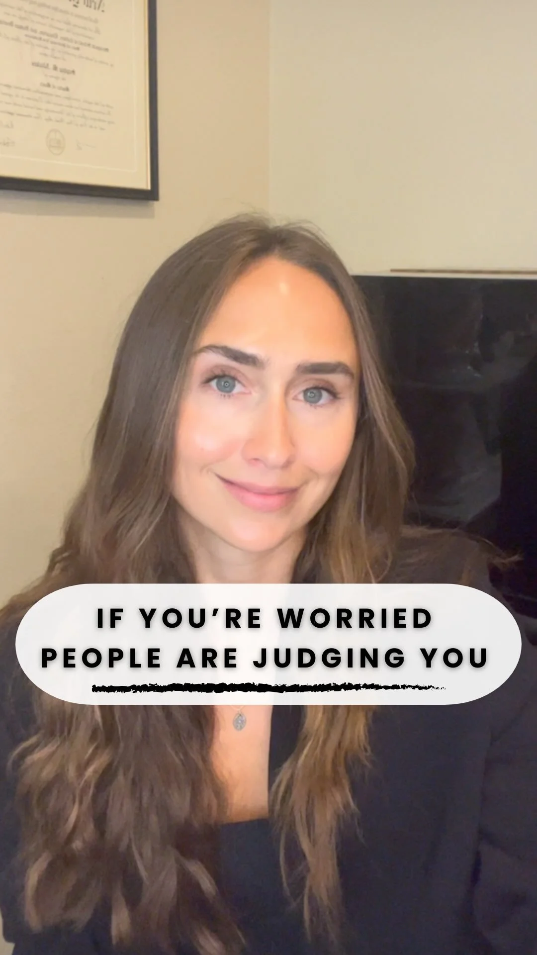 Worried everyone’s judging you?
It might be because you’re constantly judging yourself… and others.👀
And this isn’t about being a bad person — it’s human nature.
Our 🧠brains are wired to scan for threats, and