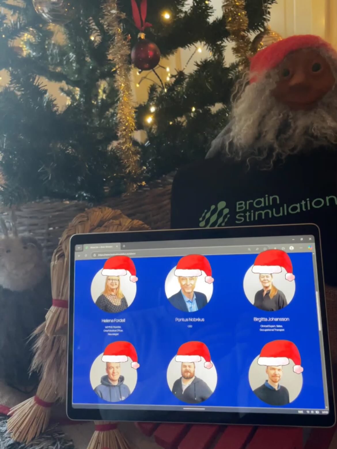 The team at Brain Stimulation wishes you all a merry Christmas and a happy new year! 🎄 

Remember to stay present during the holidays and cherish this lovely time with family and friends ❤️

Even though Santa can barely keep his hands off of DiSTRO,