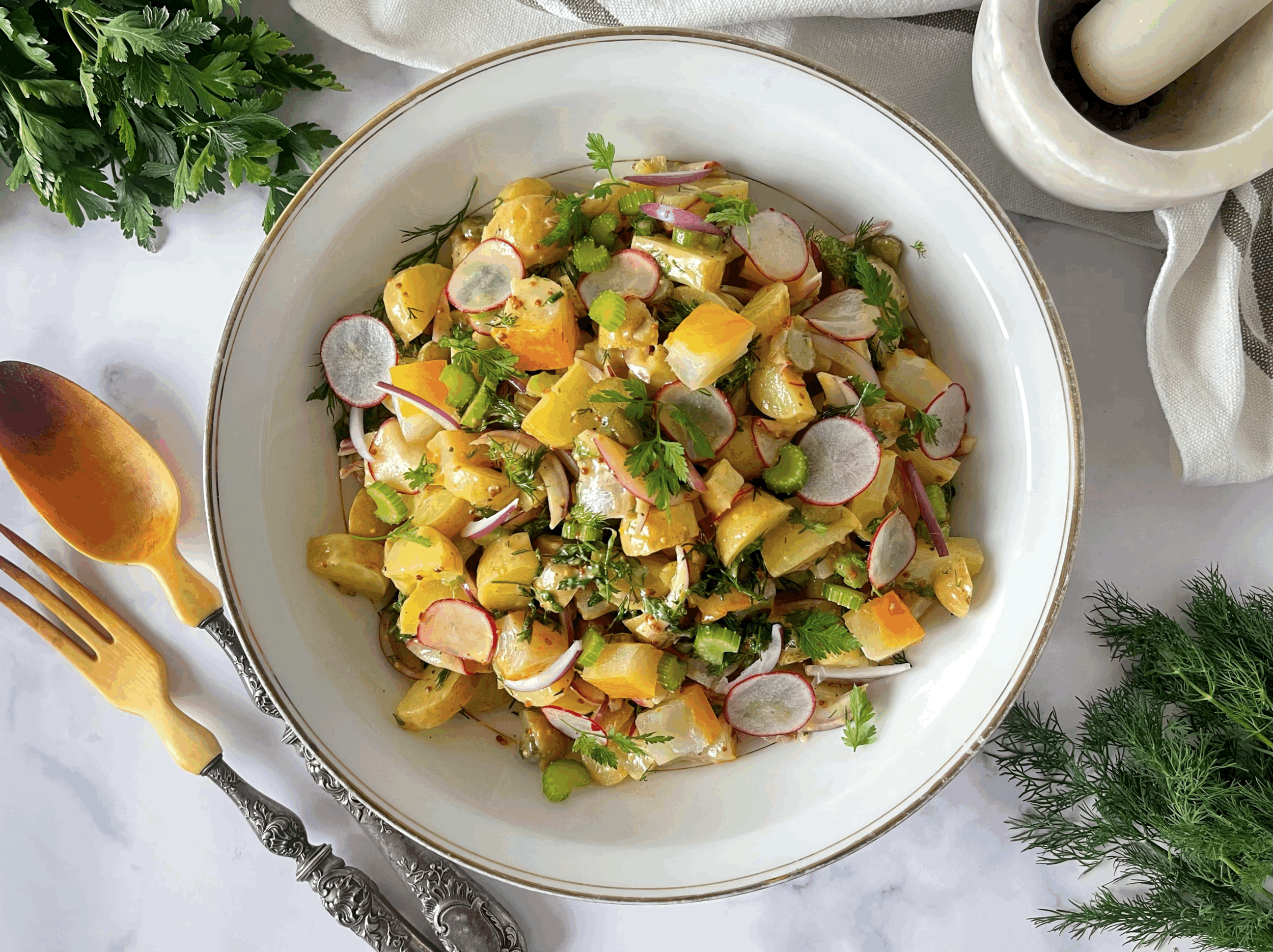 Salade de haddock fumés et pommes de terre, radis, céleri, et herbettes