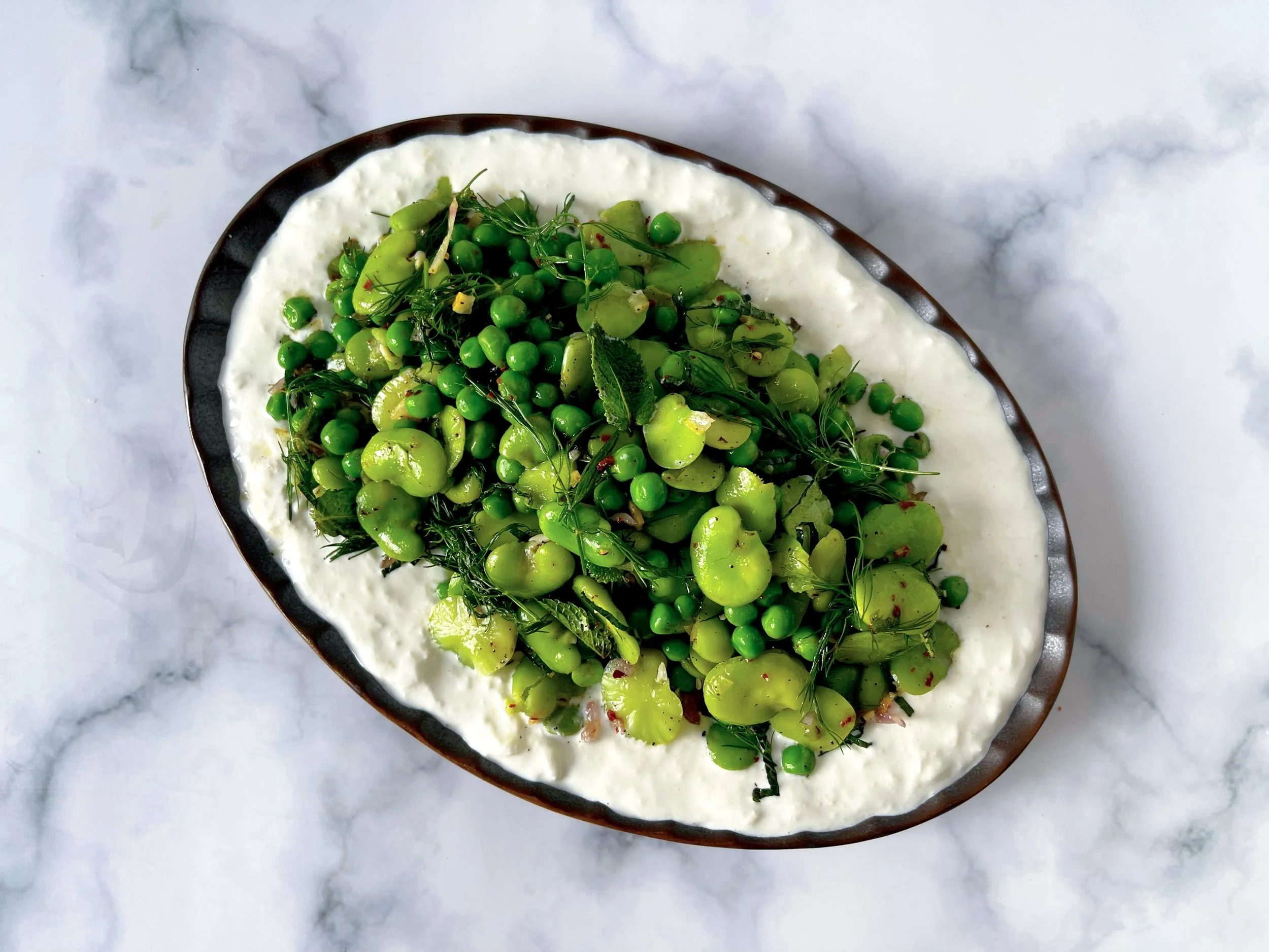 Salade de petits pois et fèves vertes, stracciatella