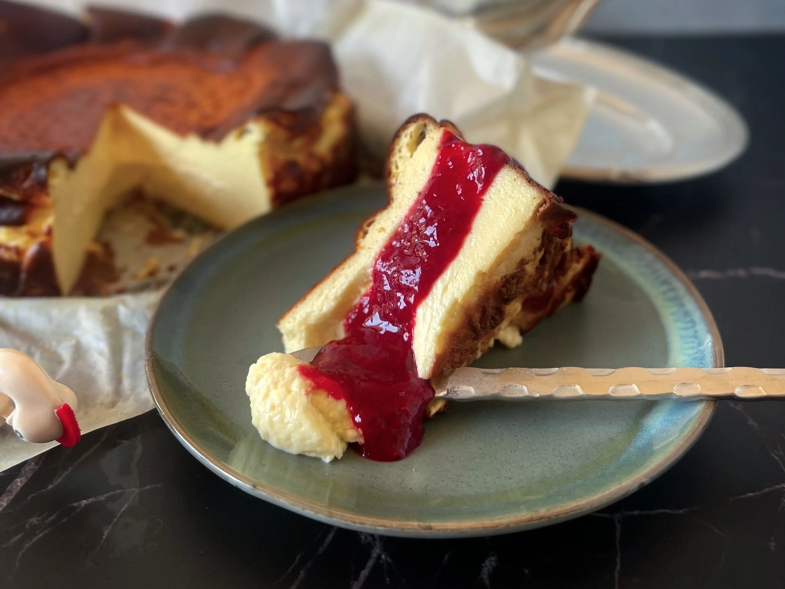 Cheesecake basque, coulis de framboise