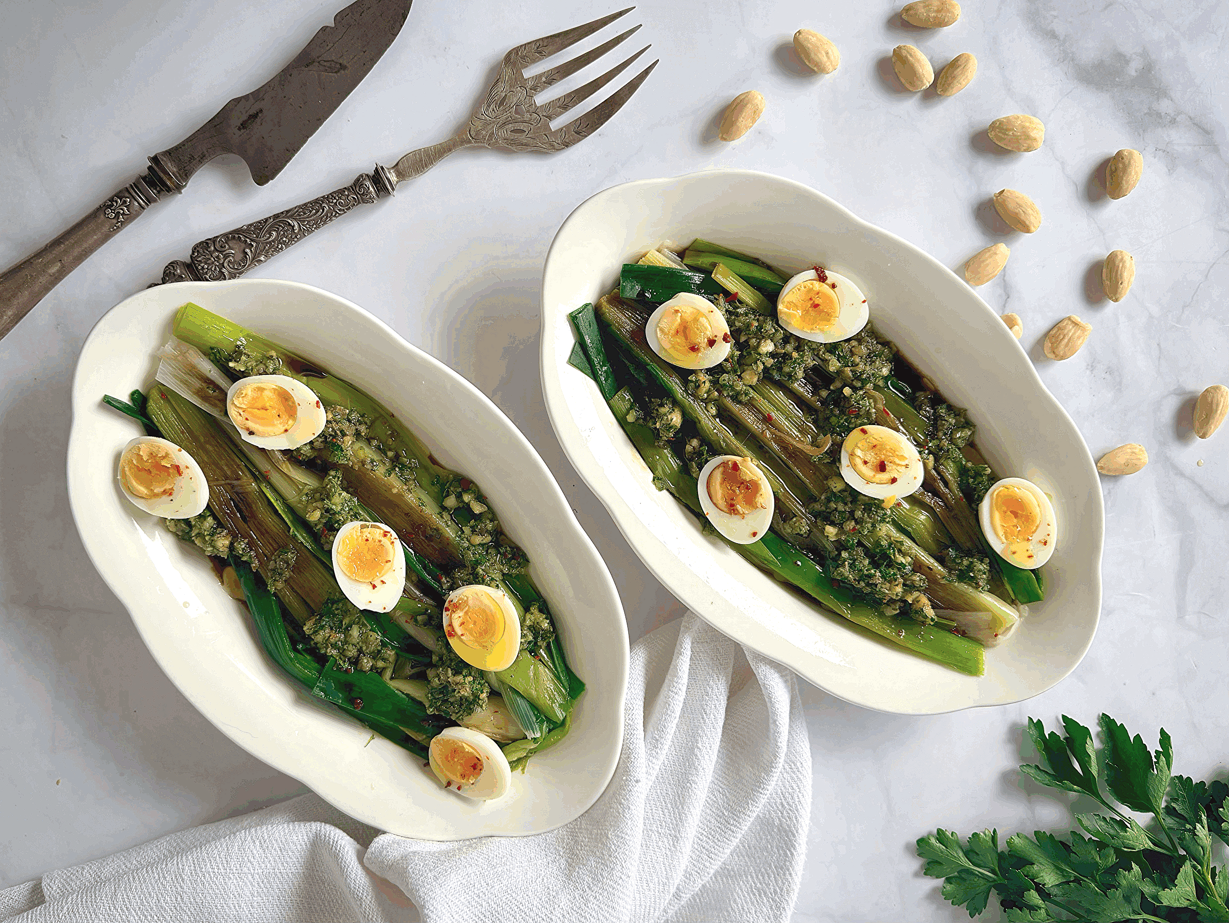 Poireaux vinaigrette, condiment aux amandes &amp; œufs de caille
