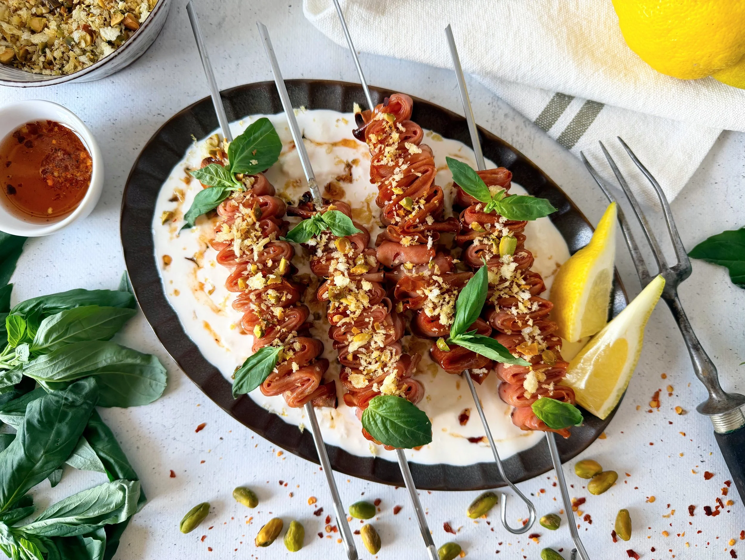 Mortadelle grillée au miel pimenté, stracciatella di bufala &amp; pangrattato à la pistache