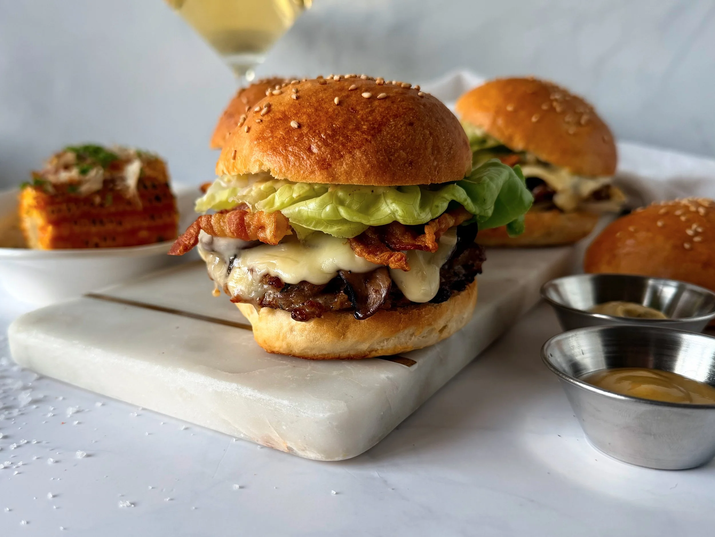 Swiss Burger à la raclette, saucisse et champignons