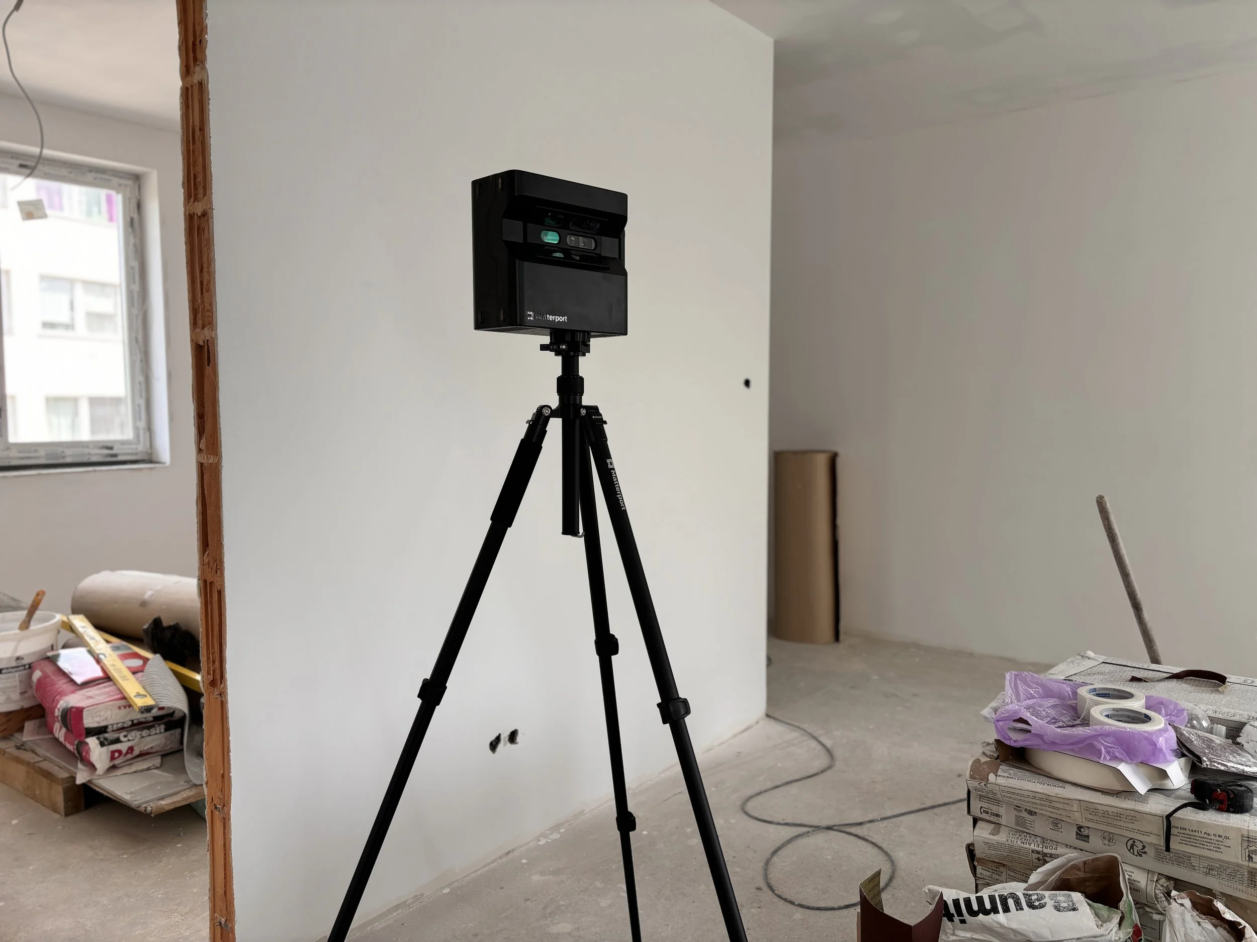 3D szkenner állványon egy frissen elkészült, még üres lakótérben