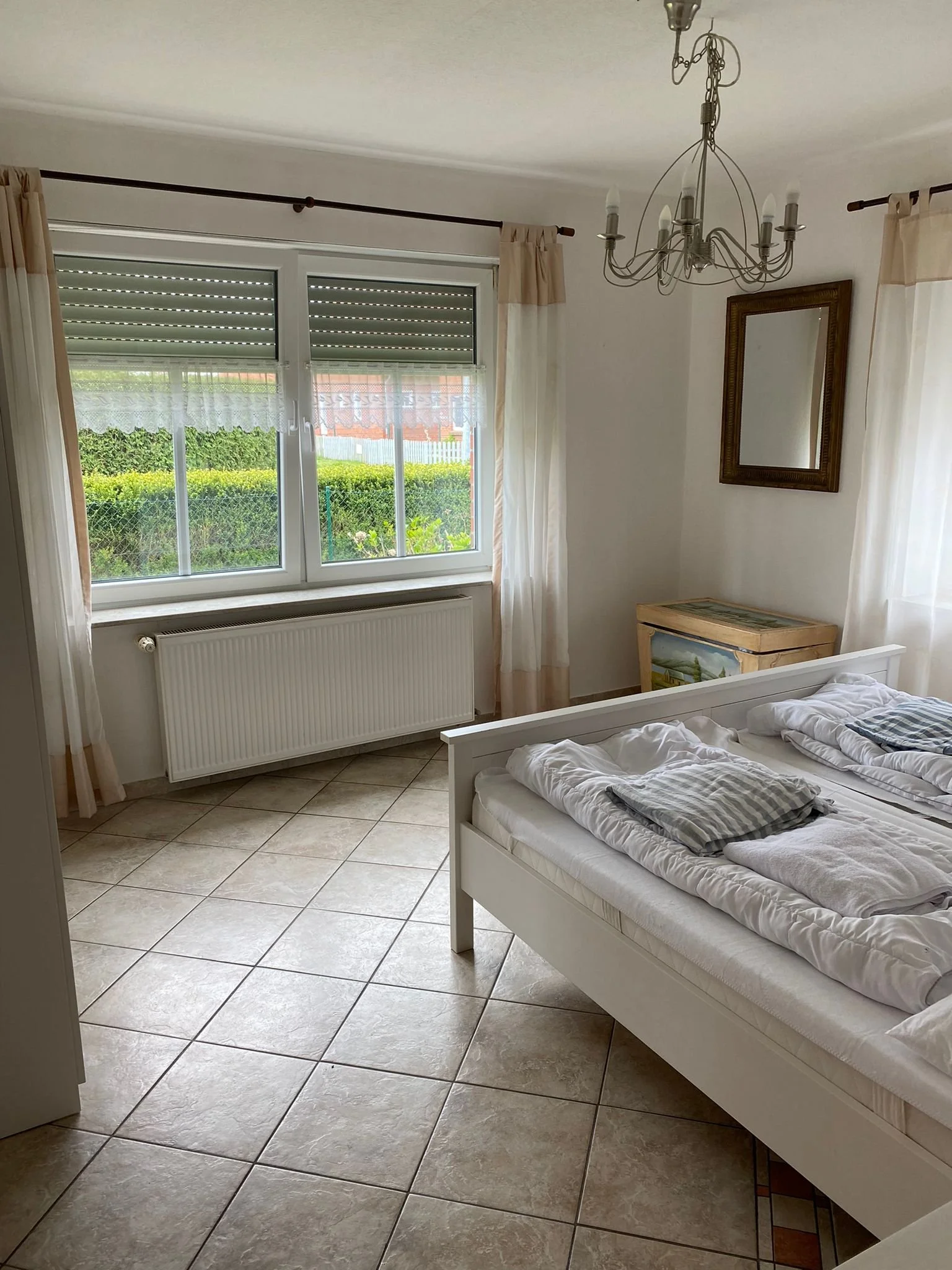 Schlafzimmer 2 EG Gartenblick.jpg