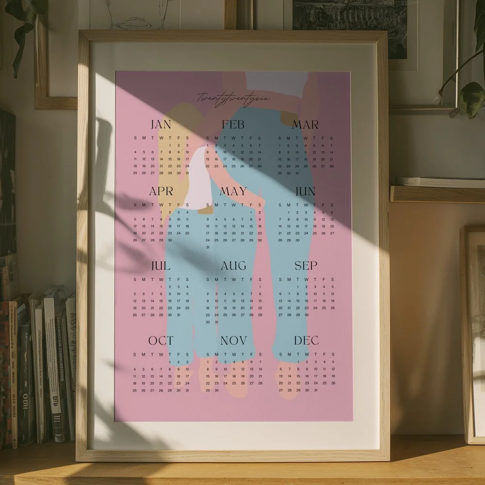 Minimalistischer Wandkalender 2026 von Tine Taler – das ganze Jahr auf einen Blick, mit Mama-Tochter-Motiv in Pastellfarben auf rosafarbenem Hintergrund.