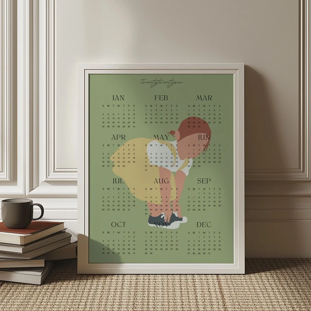 Minimalistischer Wandkalender 2026 von Tine Taler – das ganze Jahr auf einen Blick, mit verträumtem Mädchen im gelben Kleid auf pastellgrünem Hintergrund.