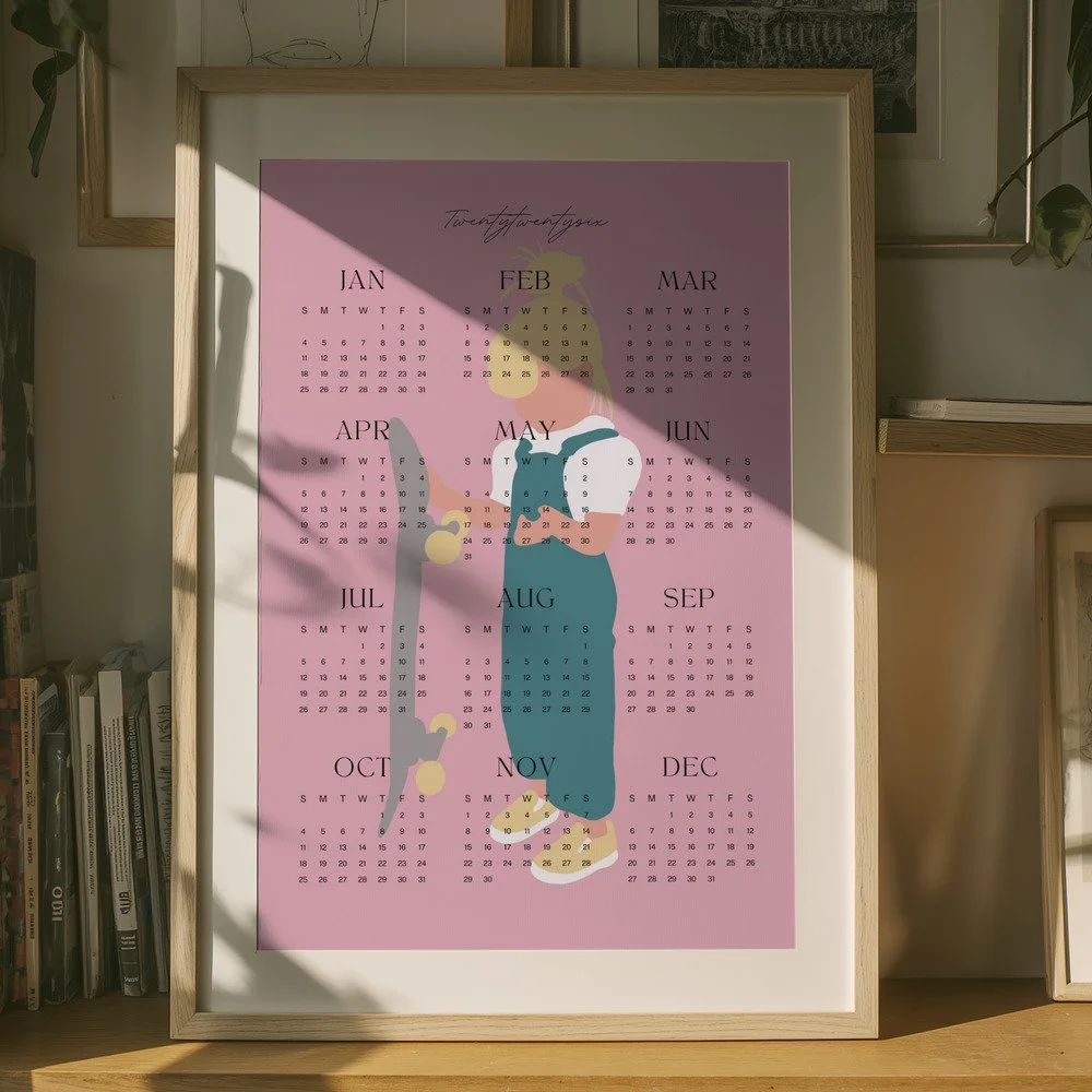 Minimalistischer Wandkalender 2026 von Tine Taler – das ganze Jahr auf einen Blick, mit Mädchen und Skateboard in Pastellfarben.