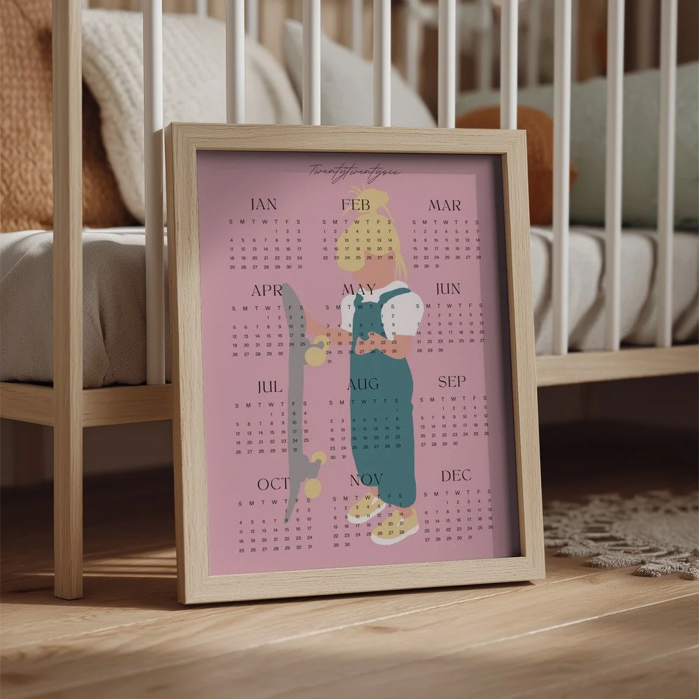 Minimalistischer Wandkalender 2026 von Tine Taler – das ganze Jahr auf einen Blick, mit Mädchen und Skateboard in Pastellfarben.