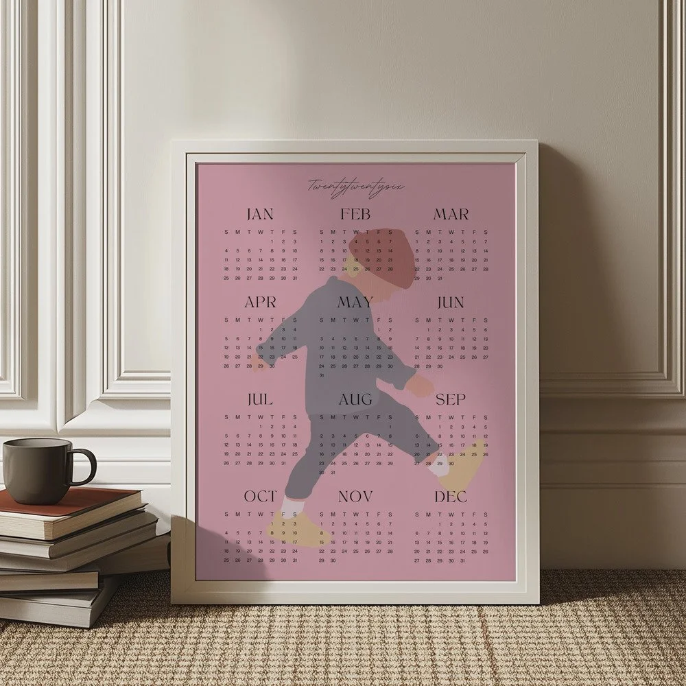 Minimalistischer Wandkalender 2026 in Rosa mit Tamo-Illustration – alle Monate auf einen Blick, stilvoll und liebevoll gestaltet.