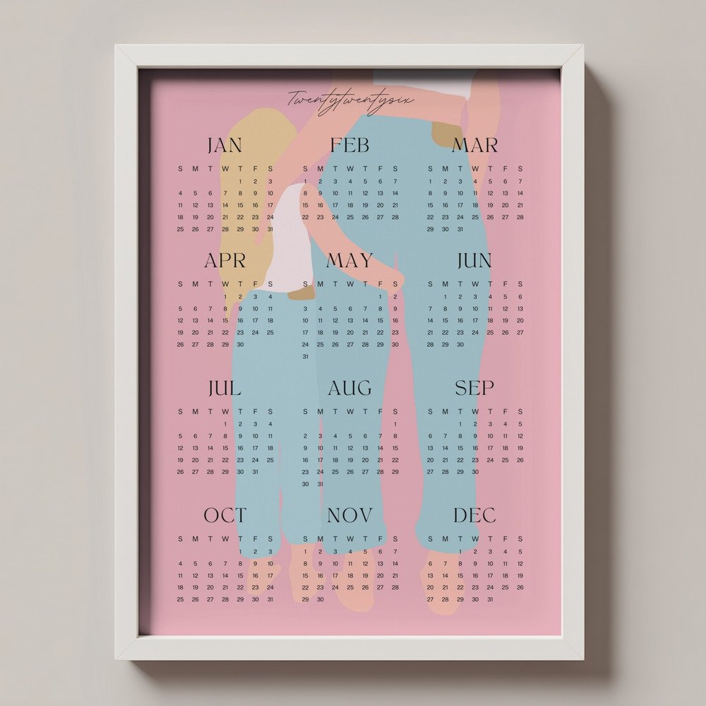 Minimalistischer Wandkalender 2026 von Tine Taler – das ganze Jahr auf einen Blick, mit Mama-Tochter-Motiv in Pastellfarben auf rosafarbenem Hintergrund.