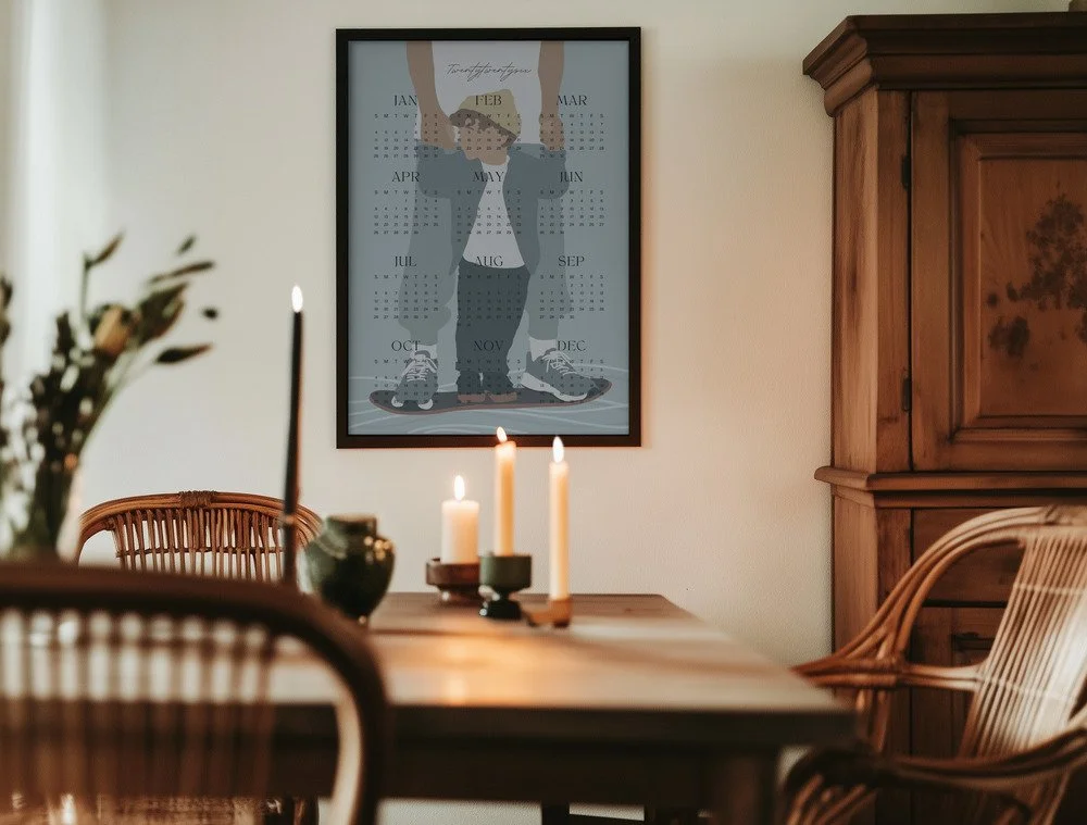 Minimalistischer Wandkalender 2026 von Tine Taler – das ganze Jahr auf einen Blick, mit Papa-Sohn-Motiv auf Skateboard in pastelligen Blautönen.