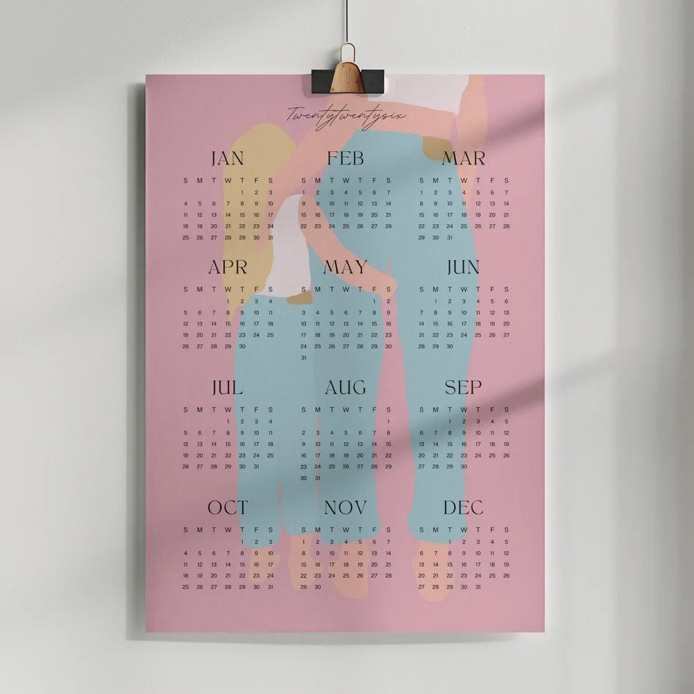 Minimalistischer Wandkalender 2026 von Tine Taler – das ganze Jahr auf einen Blick, mit Mama-Tochter-Motiv in Pastellfarben auf rosafarbenem Hintergrund.