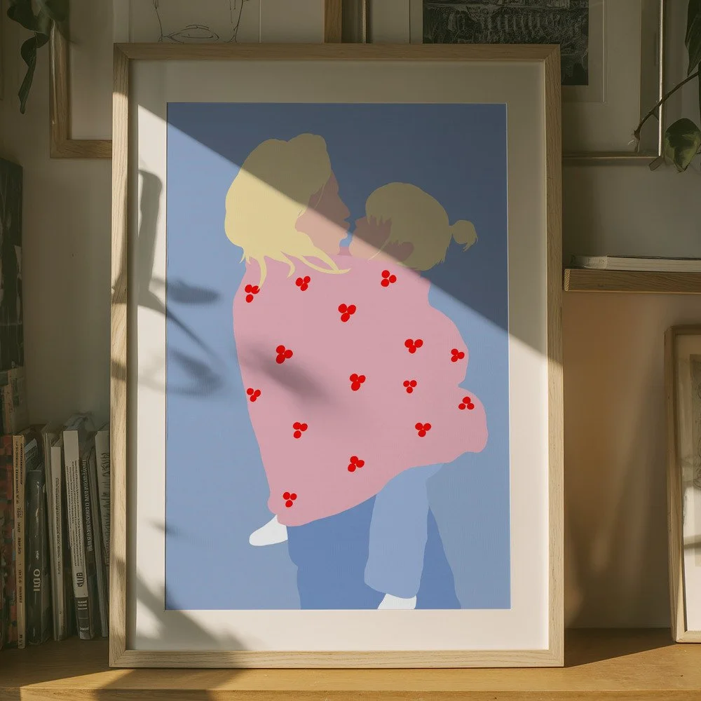 Hochwertiger Muttertags-Print „Mini Me Love“ in einem hellen, minimalistischen Wohnbereich im Scandi-Stil.