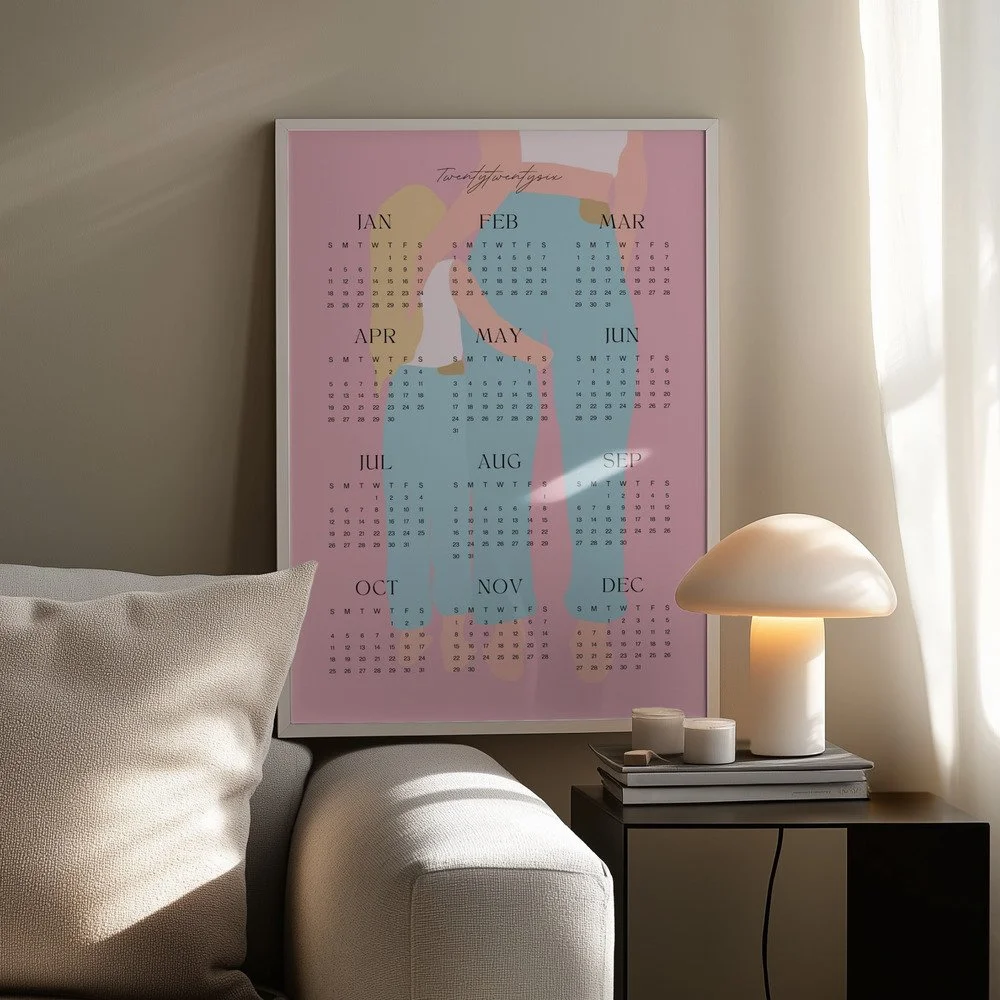 Minimalistischer Wandkalender 2026 von Tine Taler – das ganze Jahr auf einen Blick, mit Mama-Tochter-Motiv in Pastellfarben auf rosafarbenem Hintergrund.