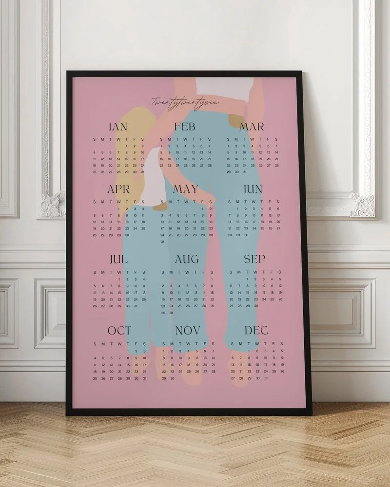 Minimalistischer Wandkalender 2026 von Tine Taler – das ganze Jahr auf einen Blick, mit Mama-Tochter-Motiv in Pastellfarben auf rosafarbenem Hintergrund.